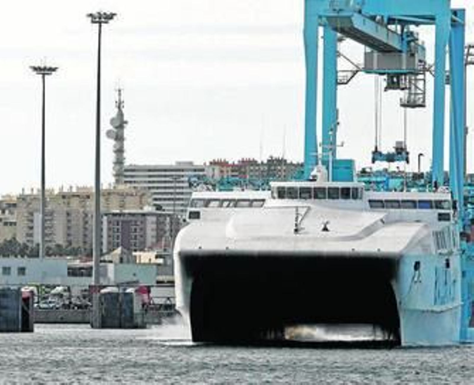 Un buque de Balearia, en el puerto de Algeciras.