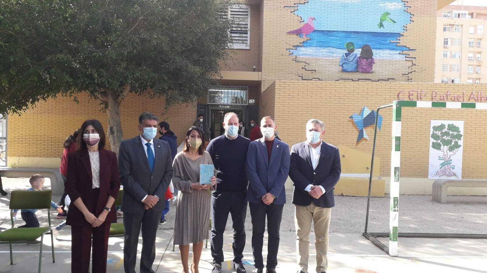 El director del CEIP Rafael Alberti junto a la presidenta del Parlamento de Andalucía, el delegado de Educación y los concejales del Ayuntamiento de Almería