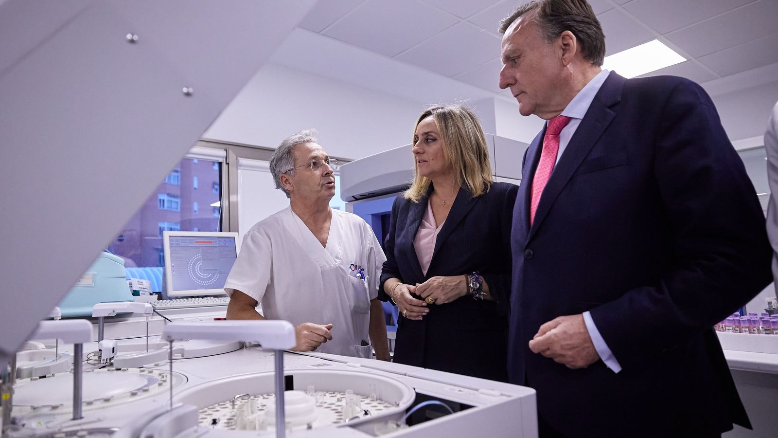 La alcaldesa de Granada, Marifrán Carazo tuvo la oportunidad de recorrer las instalaciones del centro hospitalario granadino.