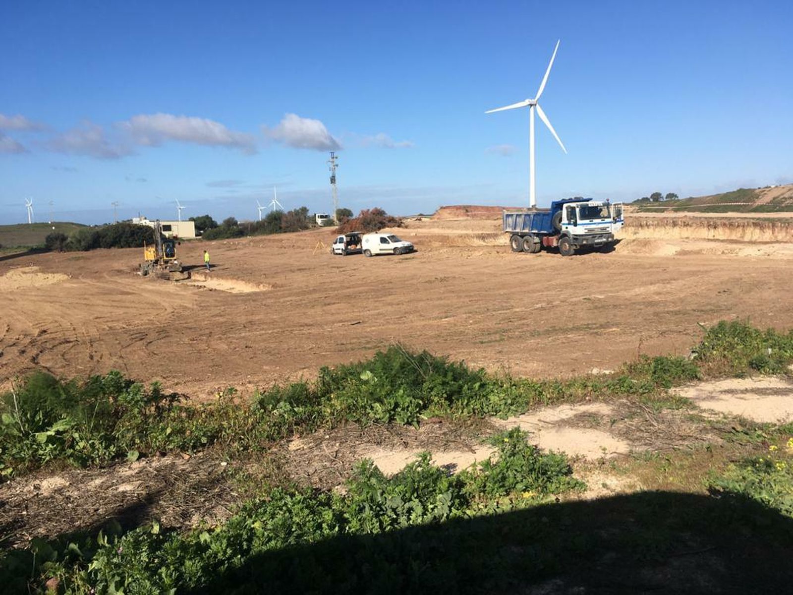 Vista de los terrenos con maquinaria en el inicio de los trabajos en la finca de La Victoria.
