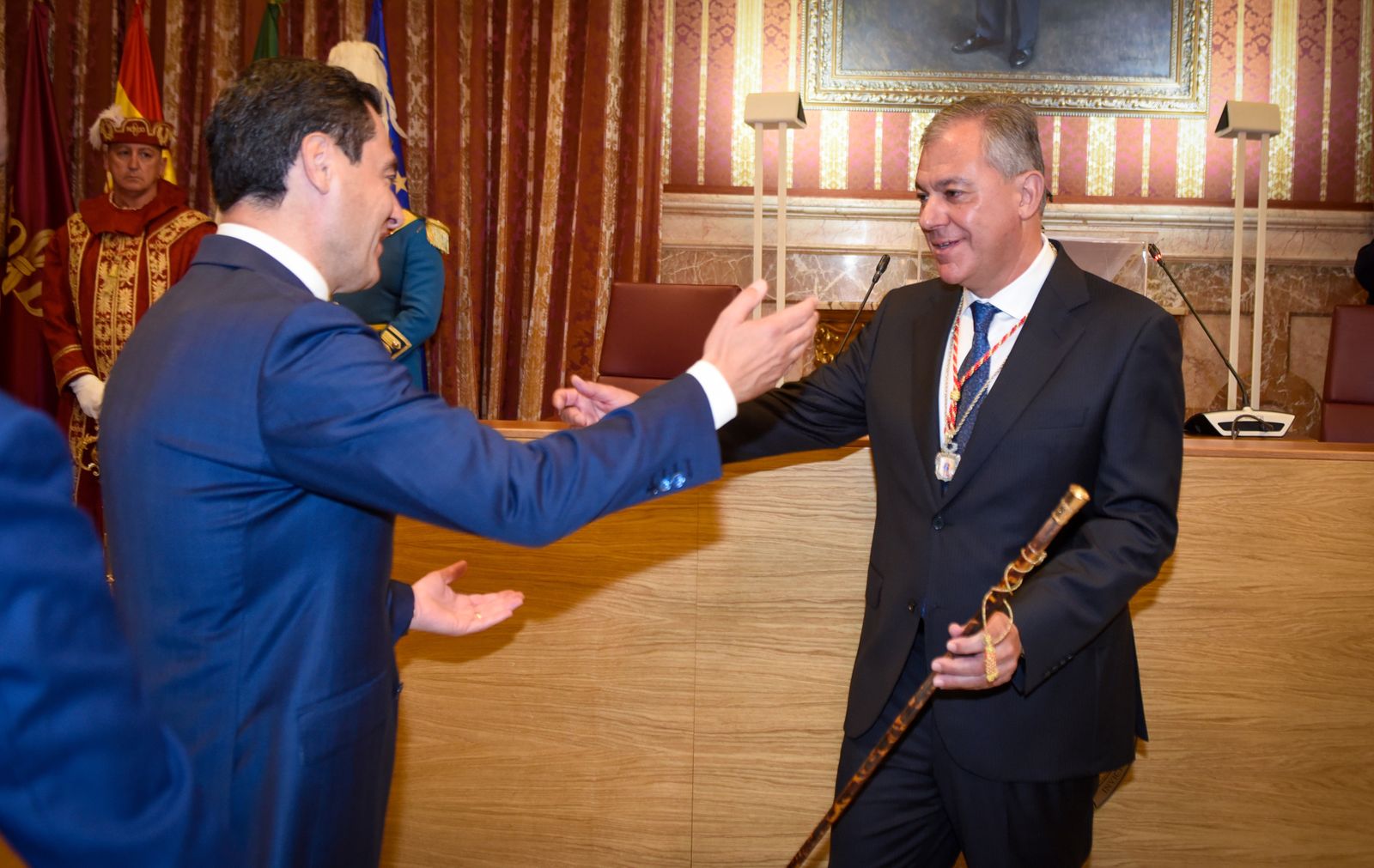 La investidura de José Luis Sanz como alcalde de Sevilla, en imágenes