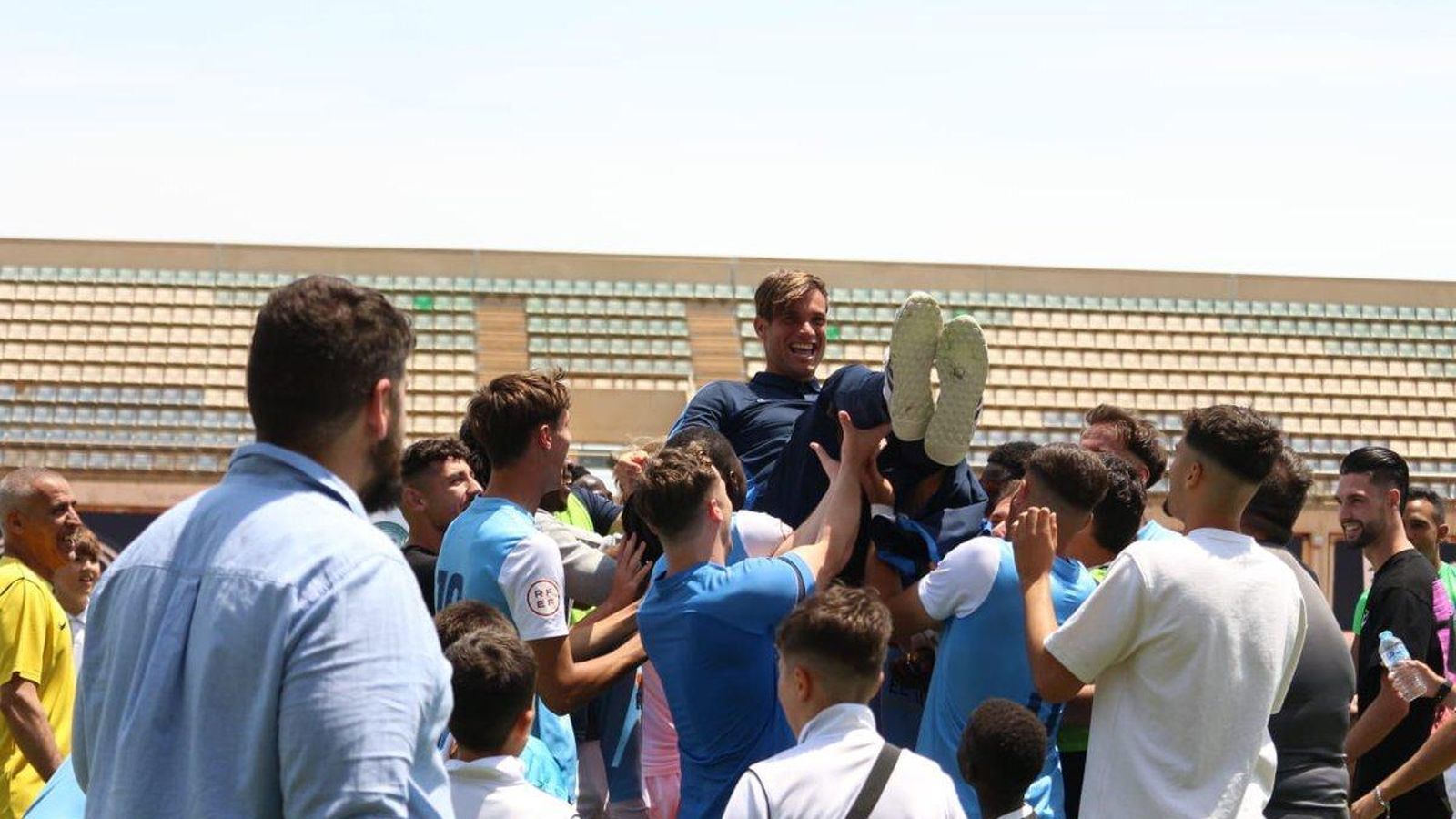 Pablo Hernández es manteado el día que el Poli El Ejido logró la permanencia contra el Real Jaén.