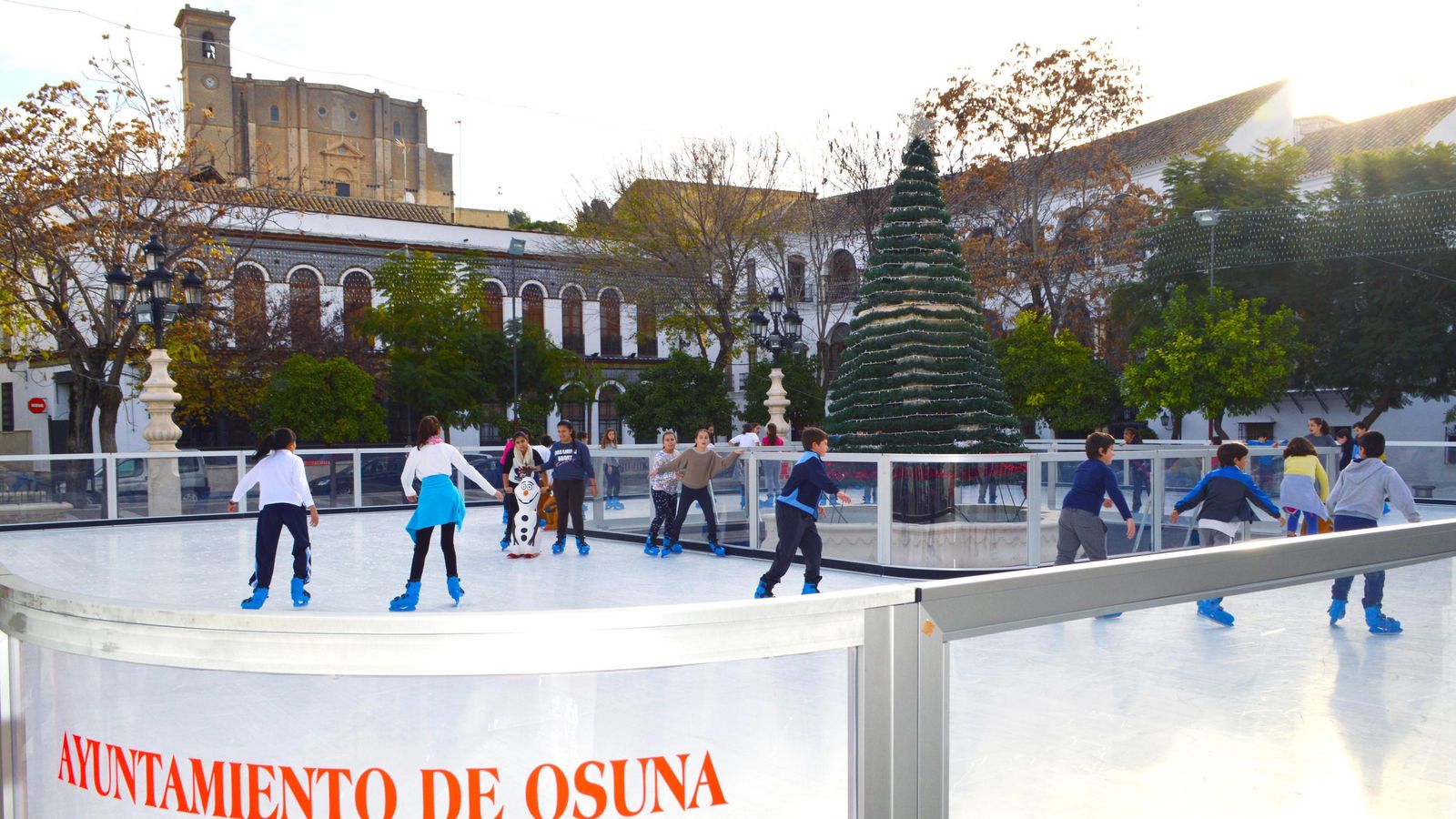 La pista de patinaje sobre hielo de Osuna mide 500 metros cuadrados.