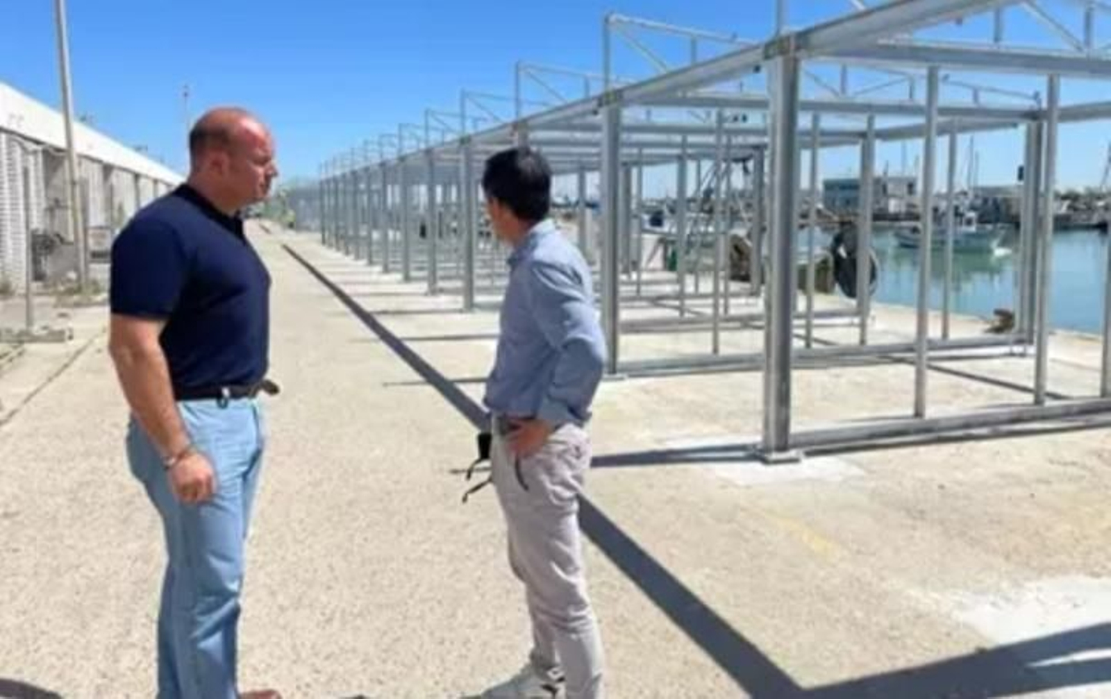 El delegado de Sostenibilidad, Medio Ambiente y Economía Azul de la Junta en Cádiz, Óscar Curtido, en su visita al puerto de Chipiona.
