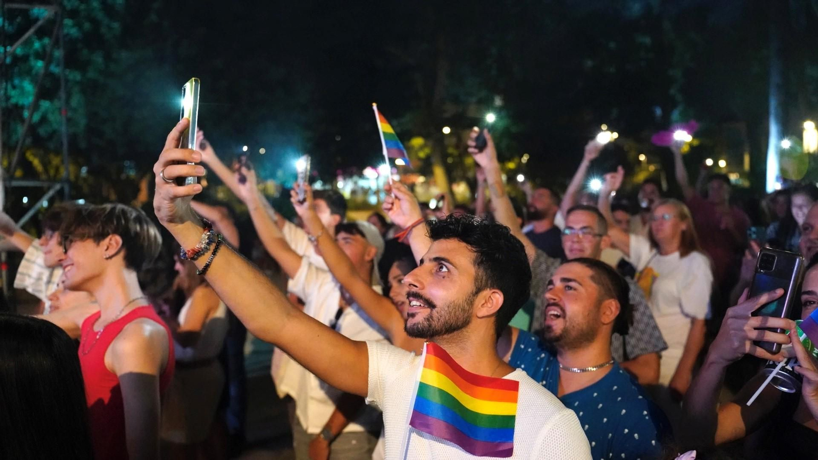 El público celebrando el Orgullo de Algeciras 2024 en el parque María Cristina.