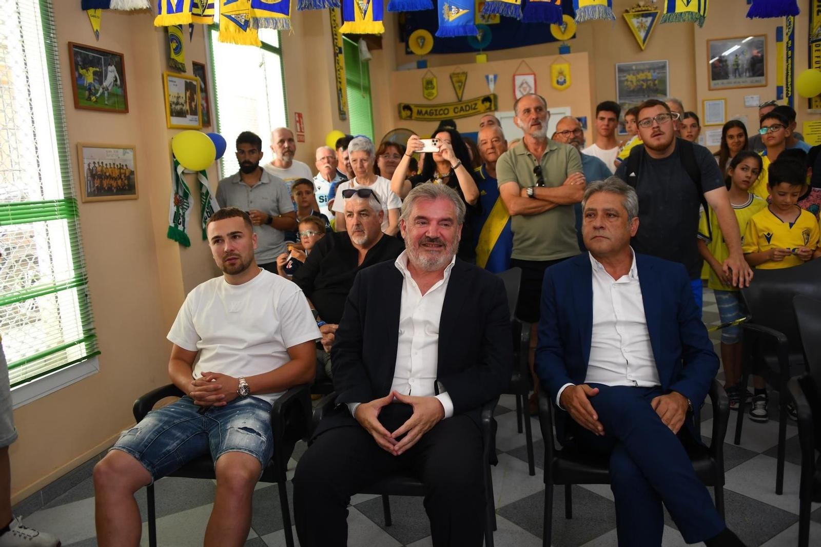 Manuel Vizcaíno (c) junto a Javier Ontiveros (i) en la peña cadista de Puerto Real.