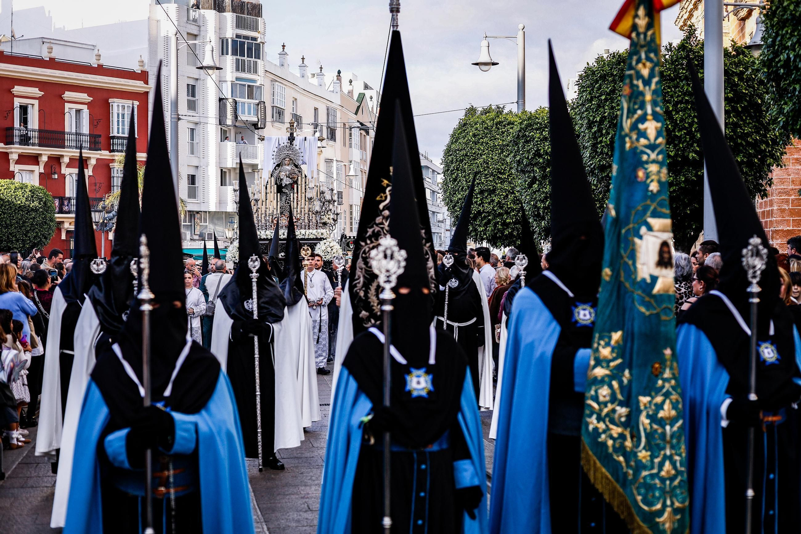 Imágenes de la salida de la Soledad en la Semana Santa de San Fernando 2025