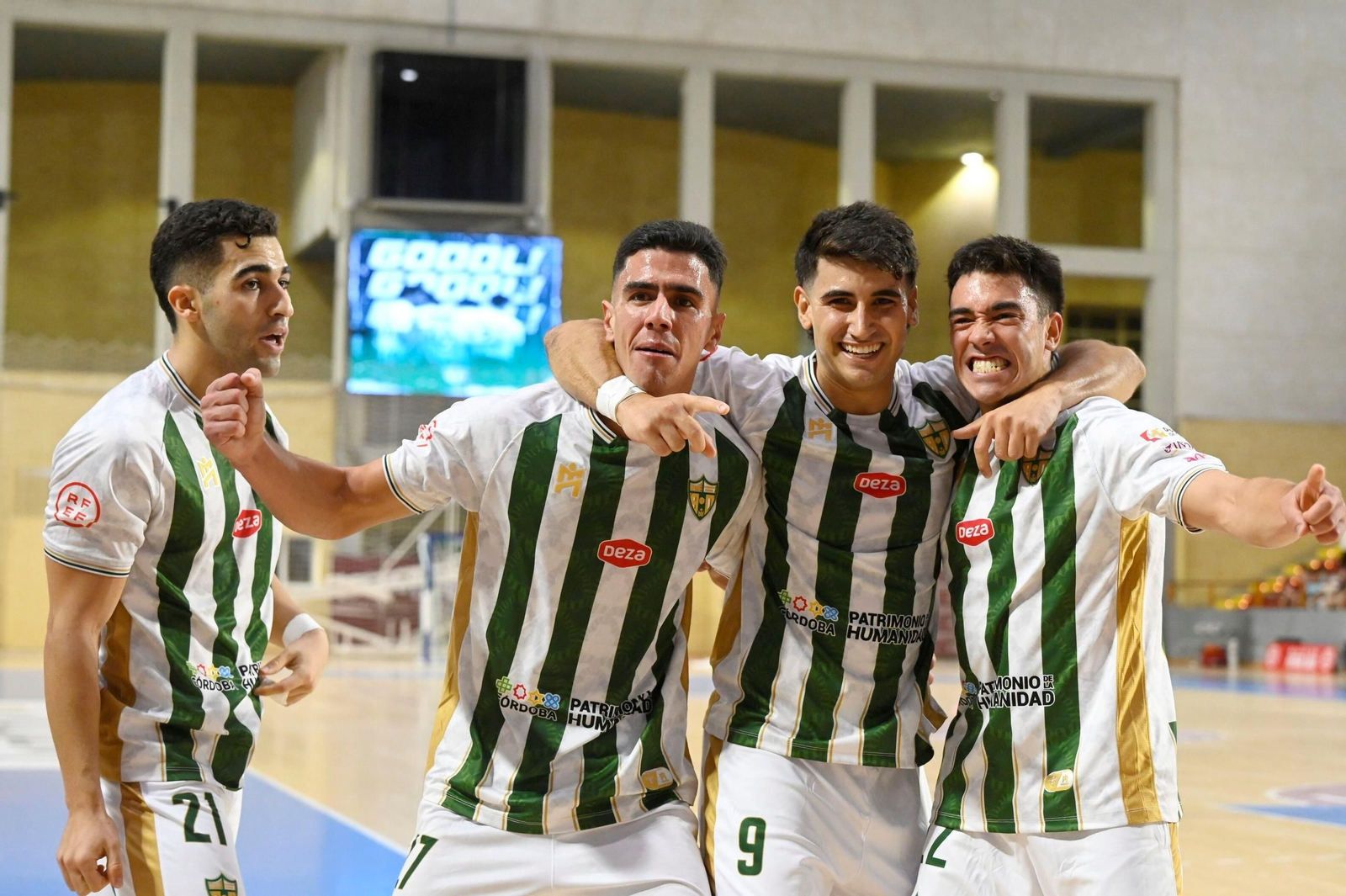 Los jugadores del Córdoba Futsal celebran un gol en Vista Alegre.
