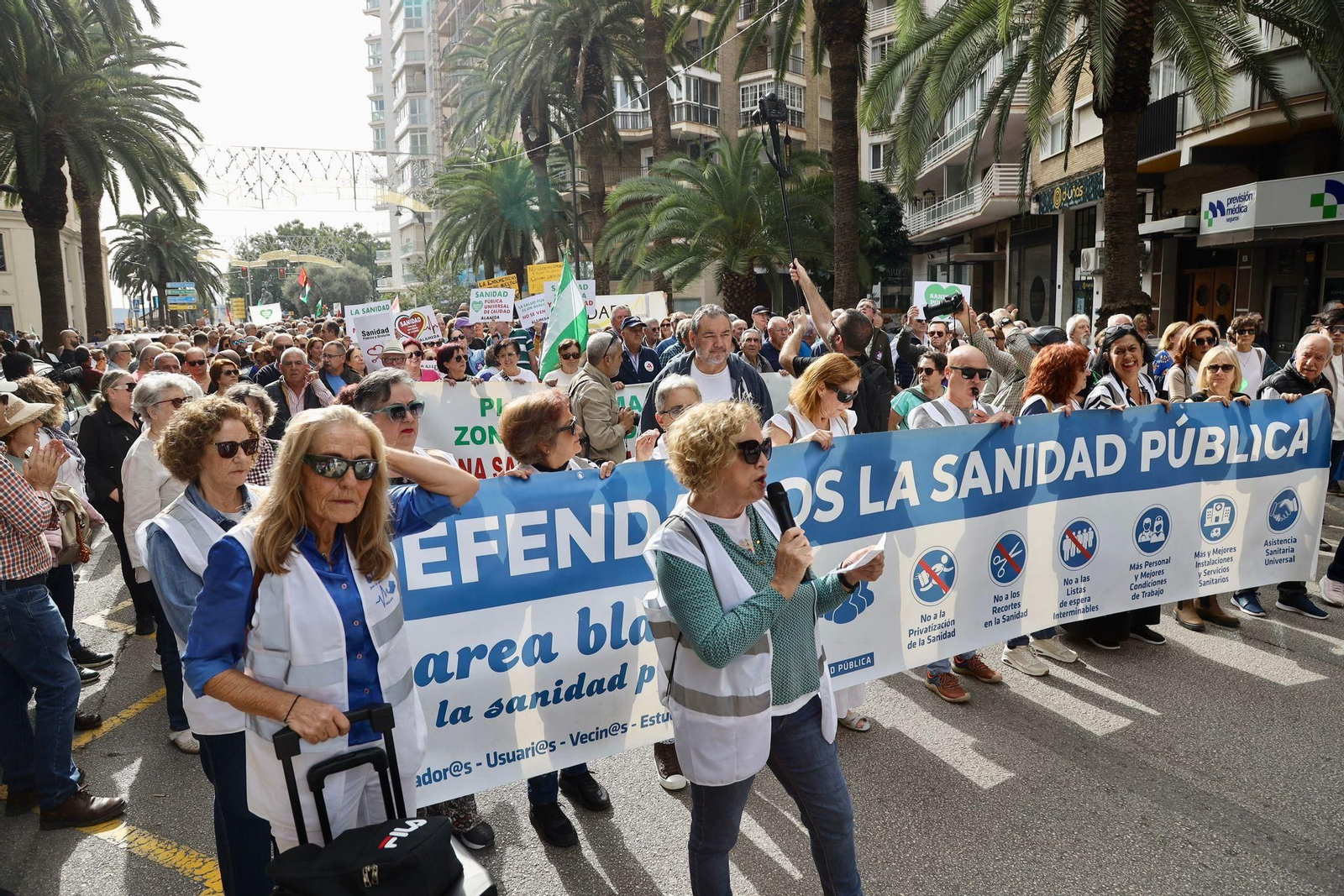 Todas las fotos de la manifestación en Málaga contra el "deterioro" de la sanidad pública