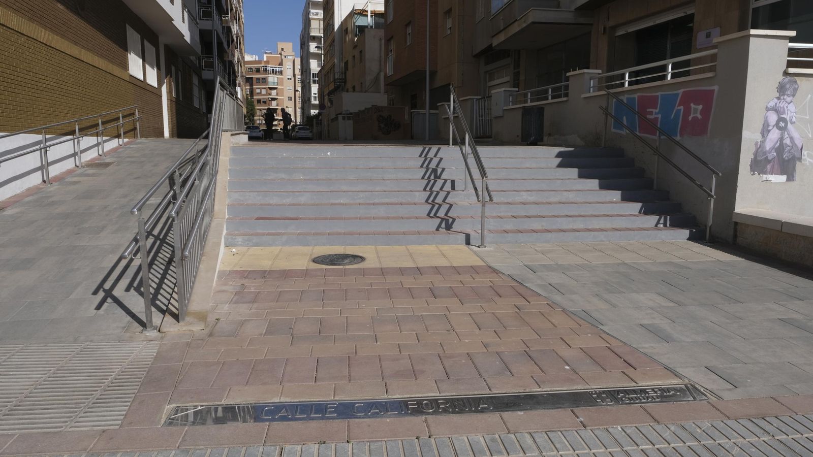 Calle California, obras terminadas pero sin rematar Calle California, obras terminadas pero sin rematar