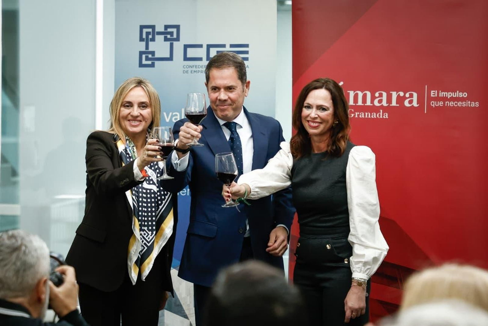Gerardo Cuerva alza su copa junto a Marifrán Carazo y Rocío Díaz
