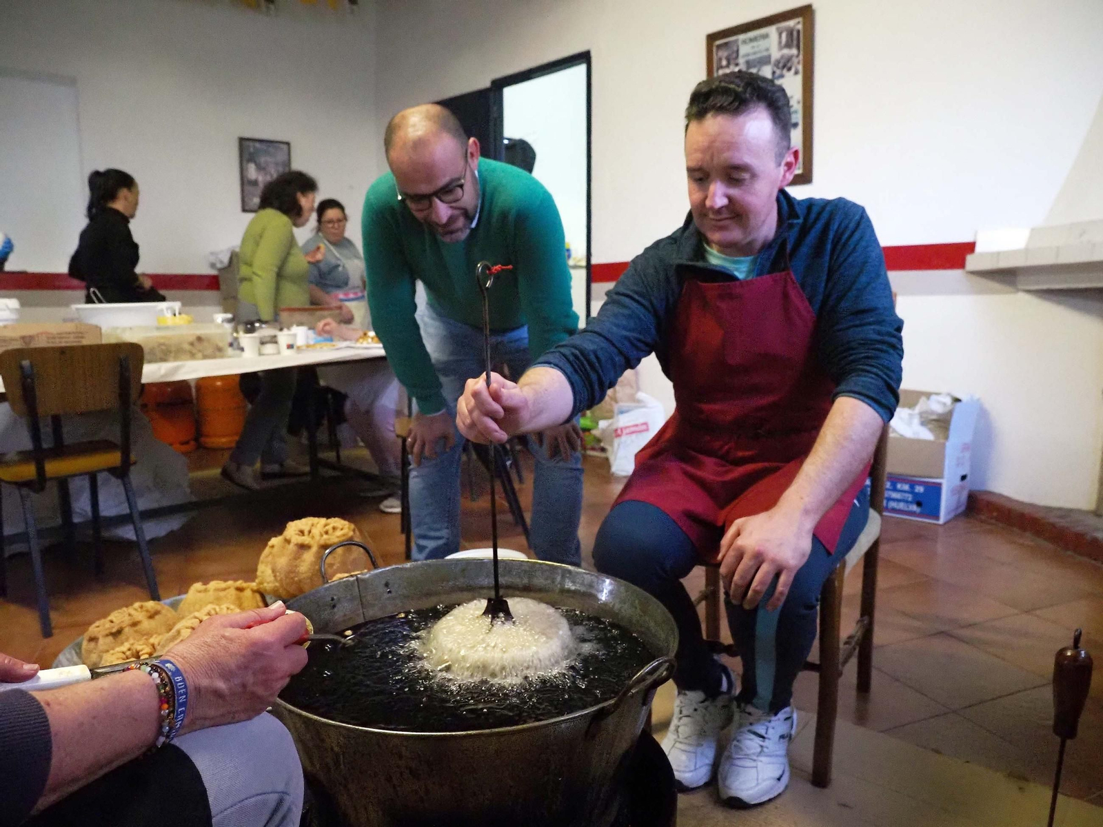 Elaboración de rosas de miel en la mayordomía de las familias Borrego Martín y Ramos Díaz