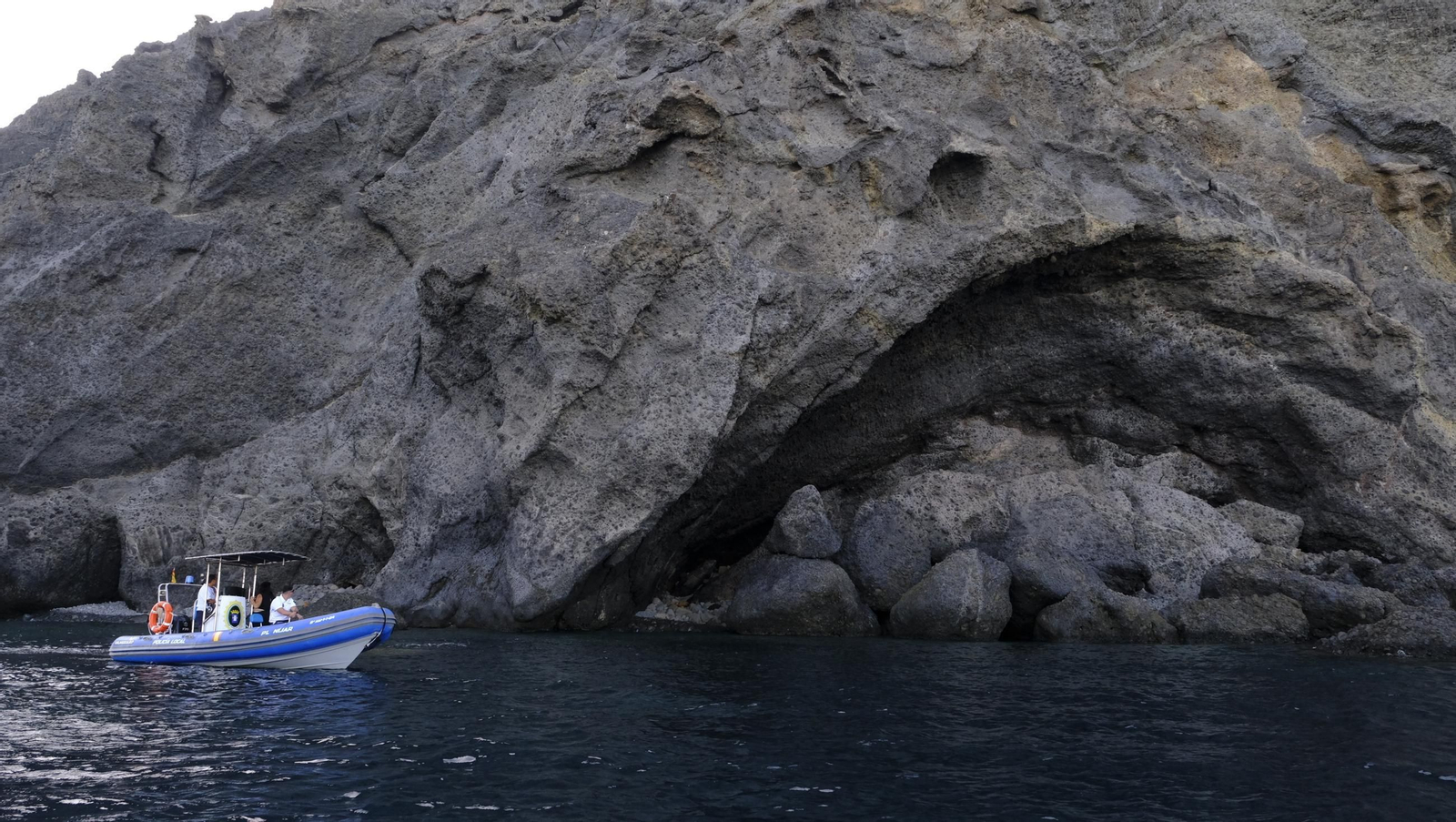 Una jornada con el servicio marítimo de la Policía Local de Níjar, en imágenes