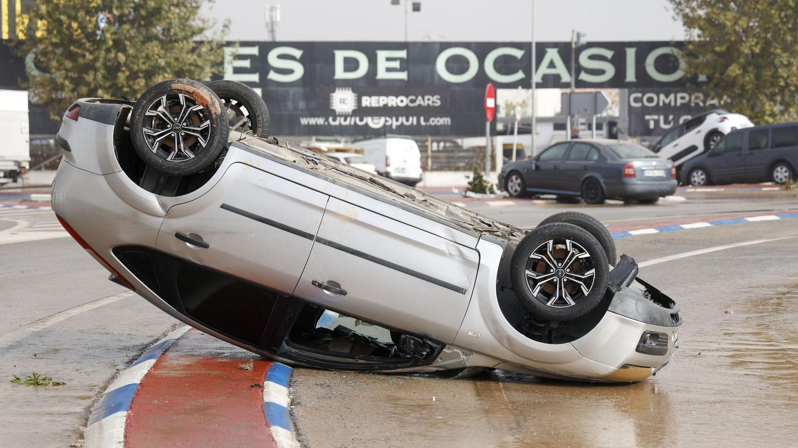 Así han quedado las calles de Valencia: desolación, barro y coches amontonados