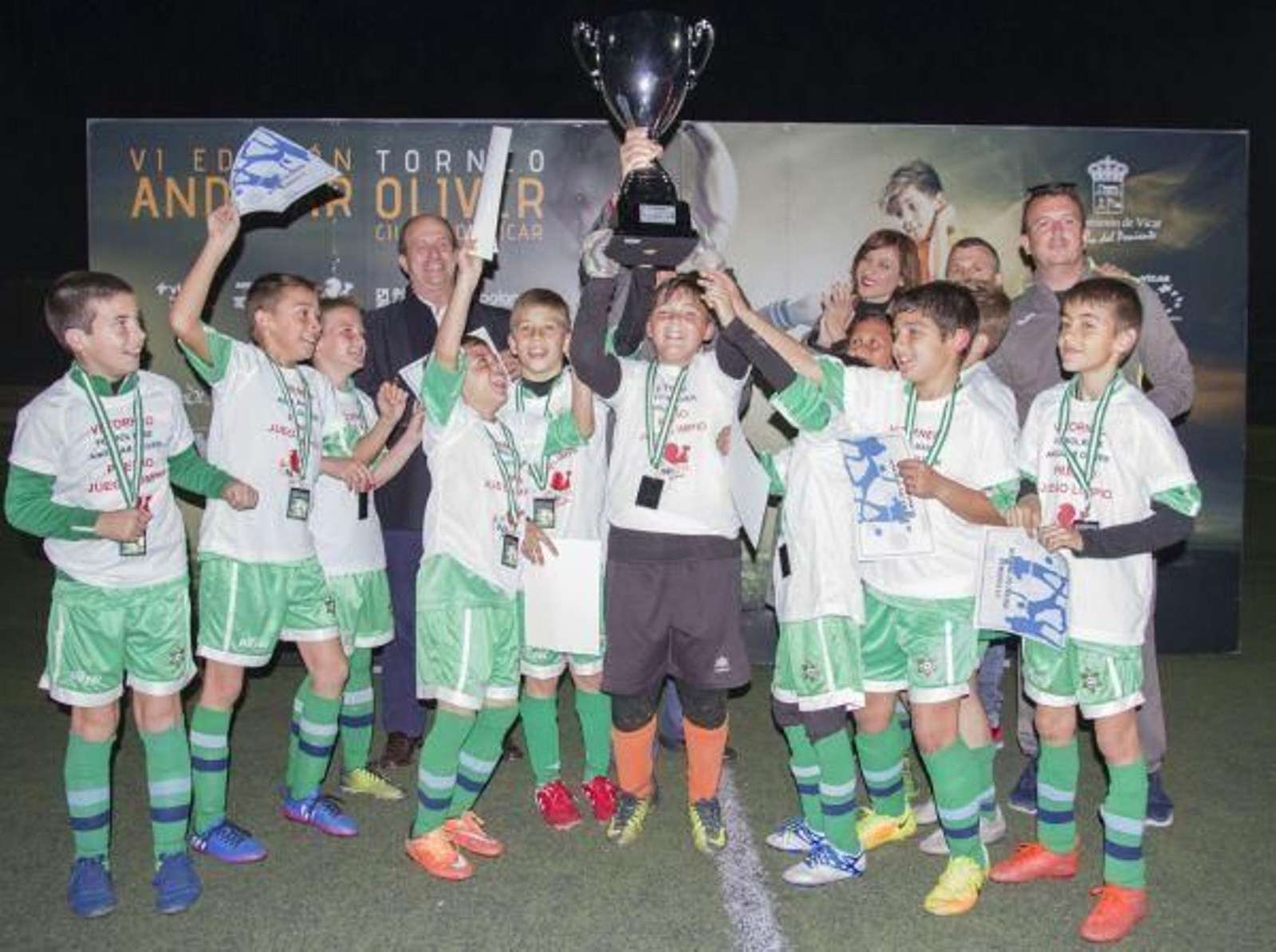 Los integrantes del CD Oriente levantan la copa de campeón en benjamines.