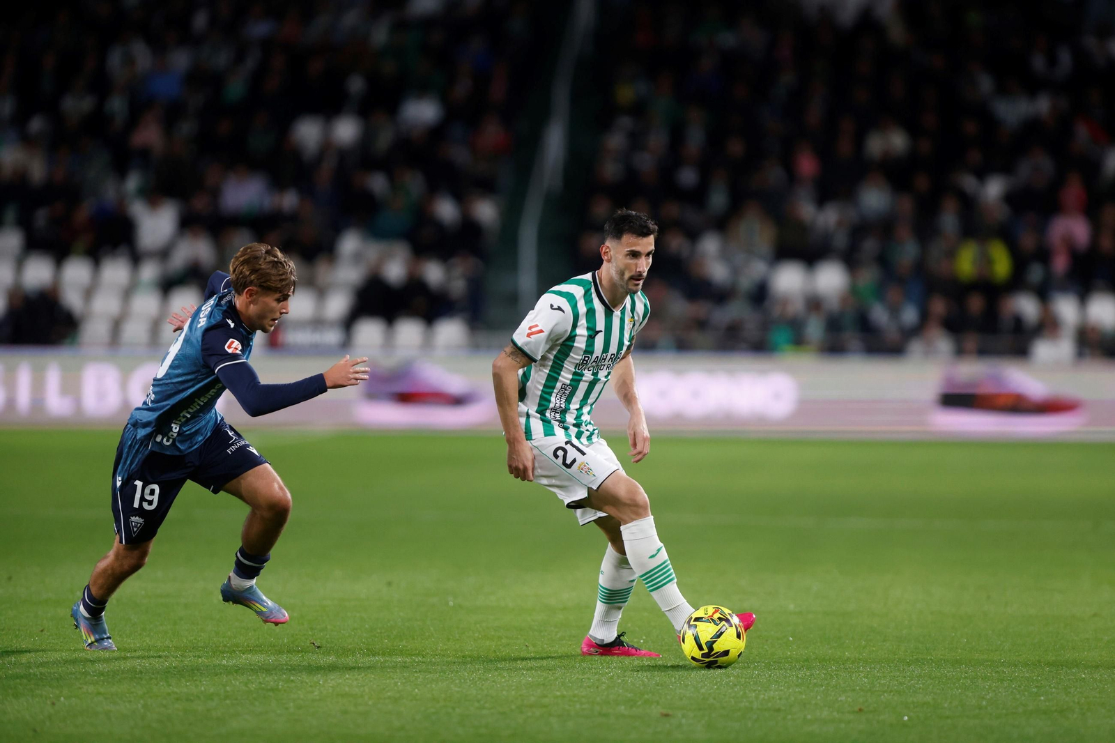 Albarrán controla el balón ante la presencia de De la Rosa.