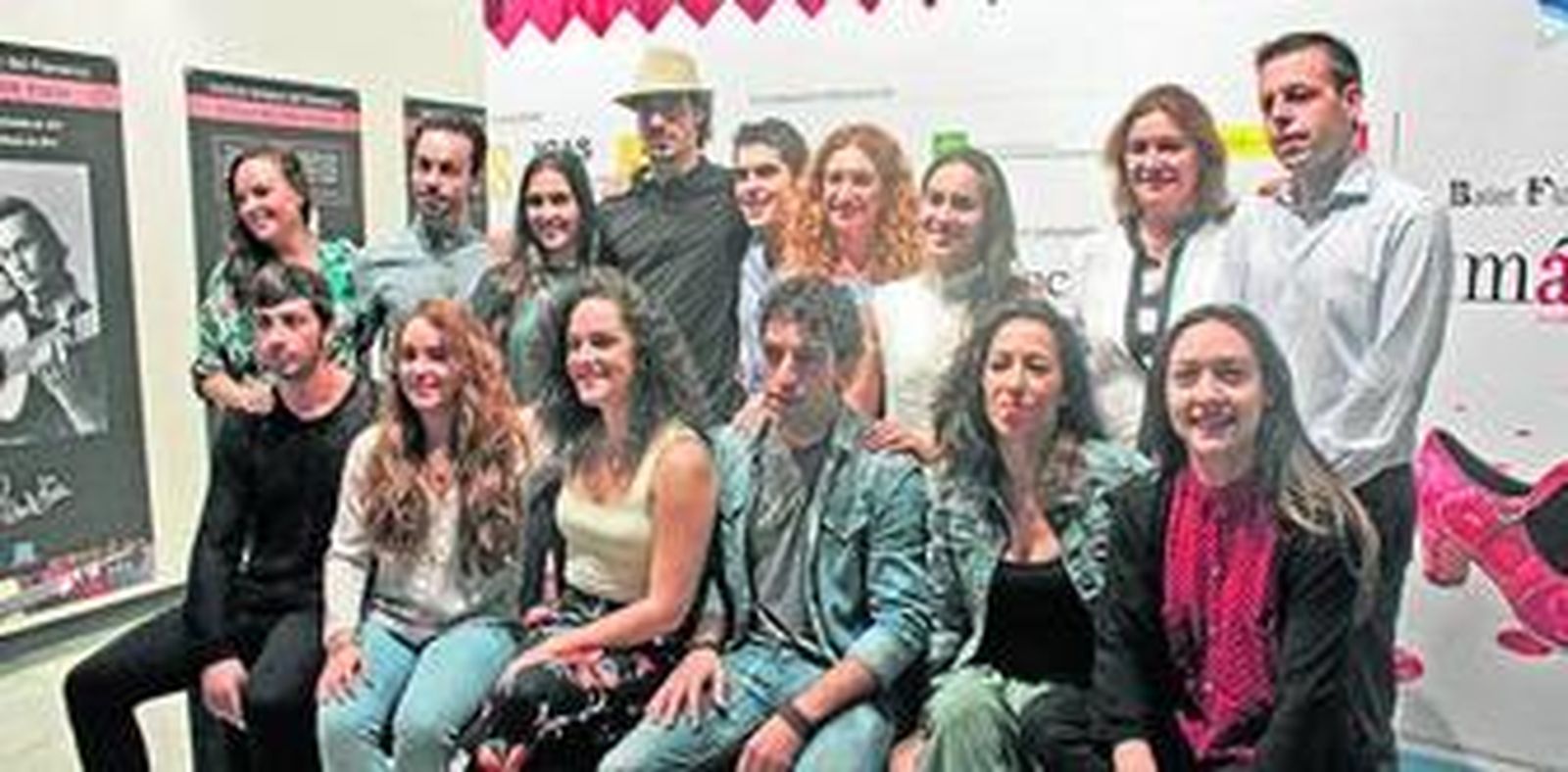 Integrantes del Ballet Flamenco de Andalucía con María de los Ángeles Carrasco (Instituto Andaluz del Flamenco), Remedios Navarro (Teatro de la Maestranza) y el director de la Bienal, Cristóbal Ortega.