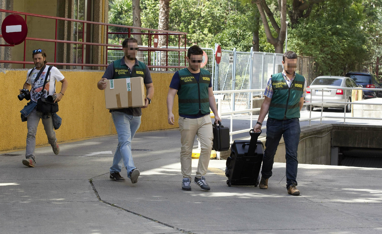 Varios agentes de la UCO durante una operación en Sevilla