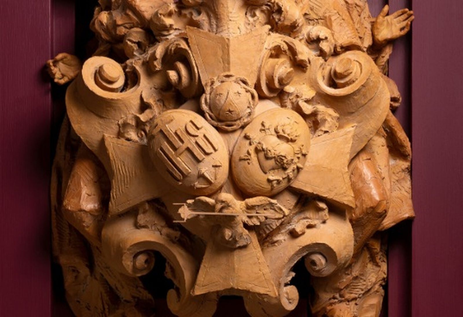 Detalle del escudo de la hermandad en el cartel de Sarmiento