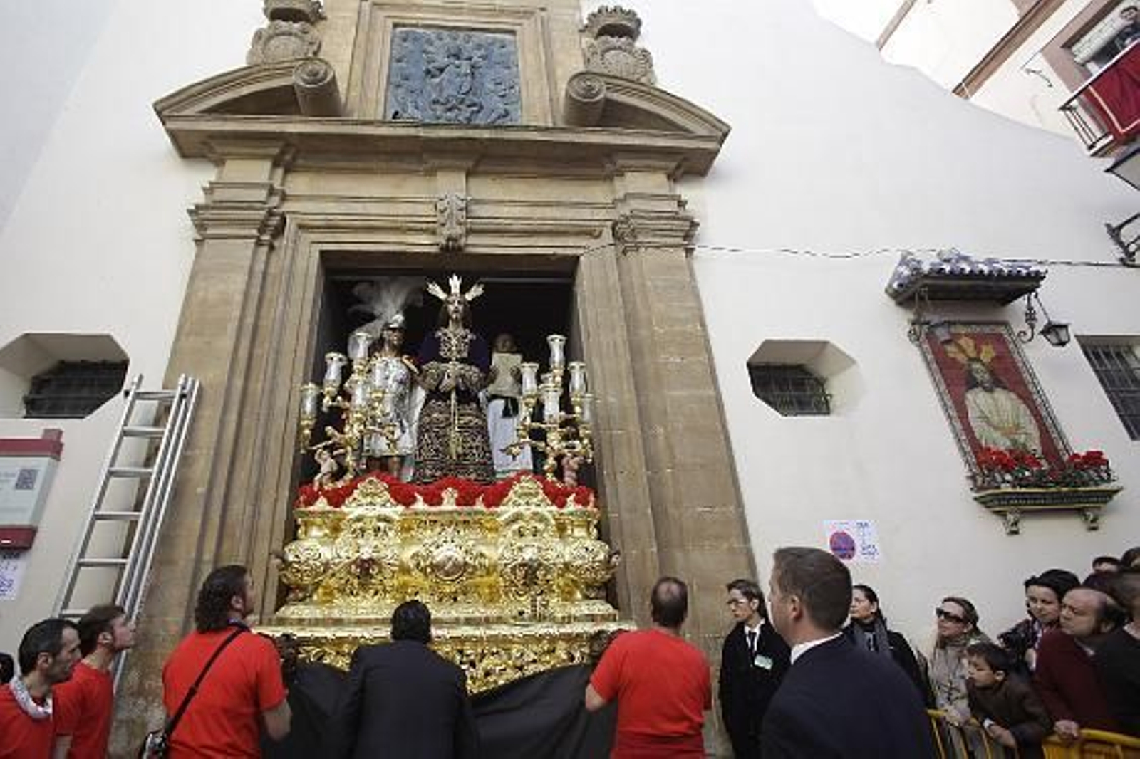 El barrio de La Merced vive su tarde grande con la salida de la Sentencia

Foto: Jesus Marin