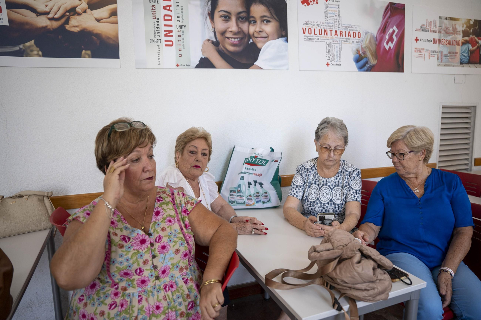 Cruz Roja realiza la entrega de mantitas solidarias a las familias de acogida