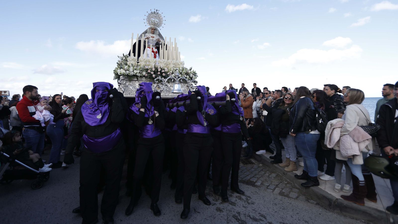 Fotos del Viernes Santo en La Línea: Cristo del Mar y Luz y Esperanza Nuestra, Soledad y Santo Entierro, Cristo del Amor y Misericordia y Amargura.