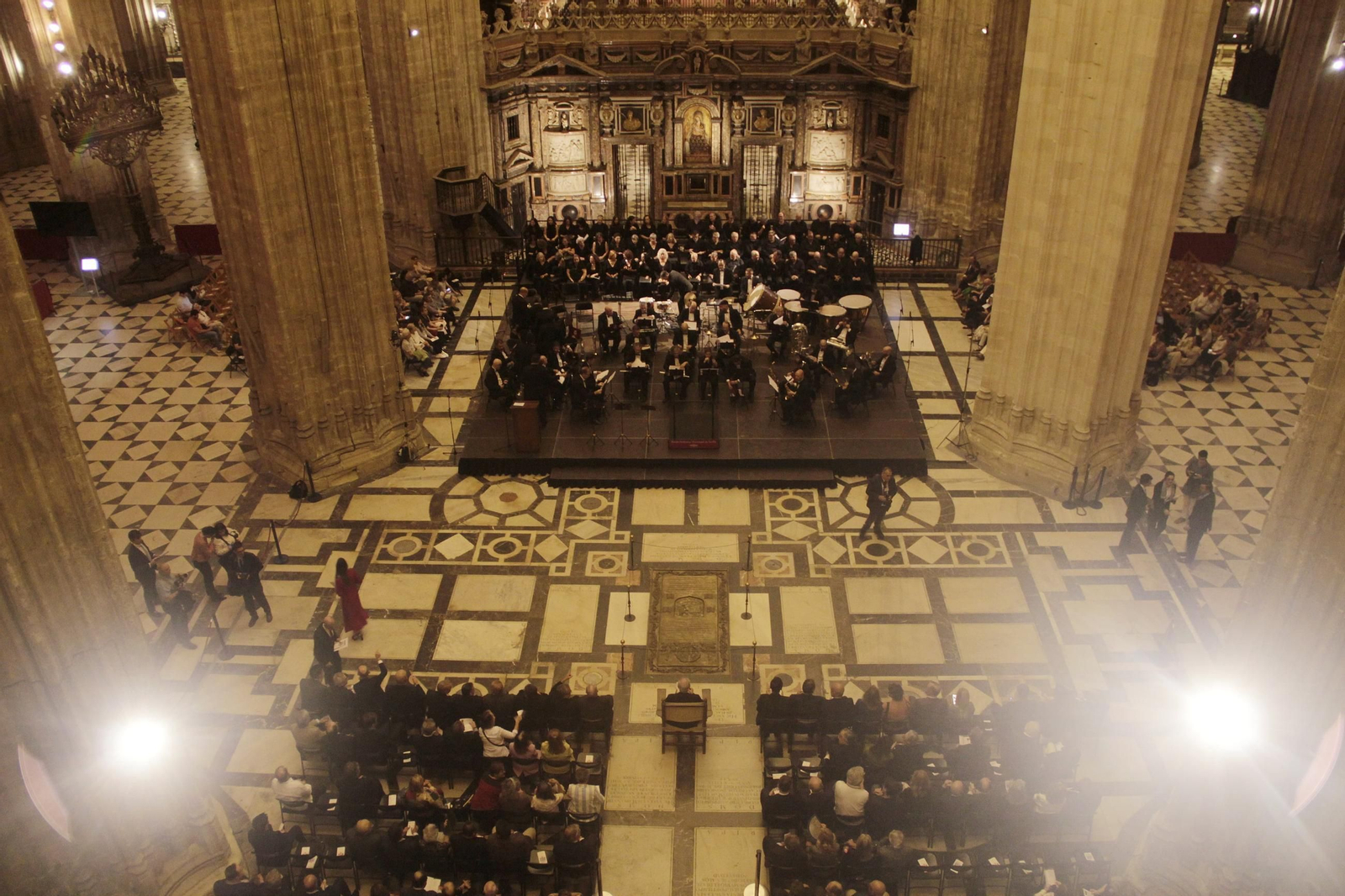 La Sinfónica interpreta en el trascoro el himno del Congreso