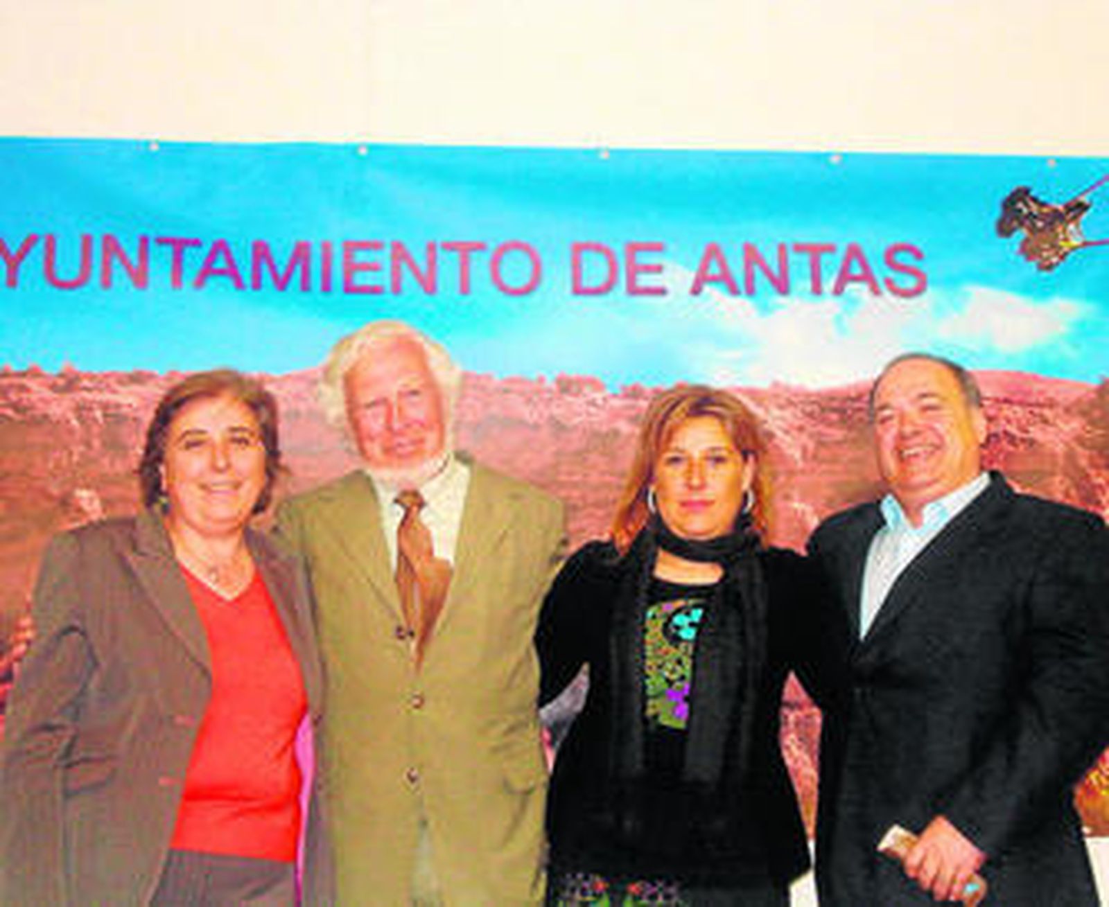 La alcaldesa junto al arqueólogo, la concejal y el bisnieto de Pedro Soler.