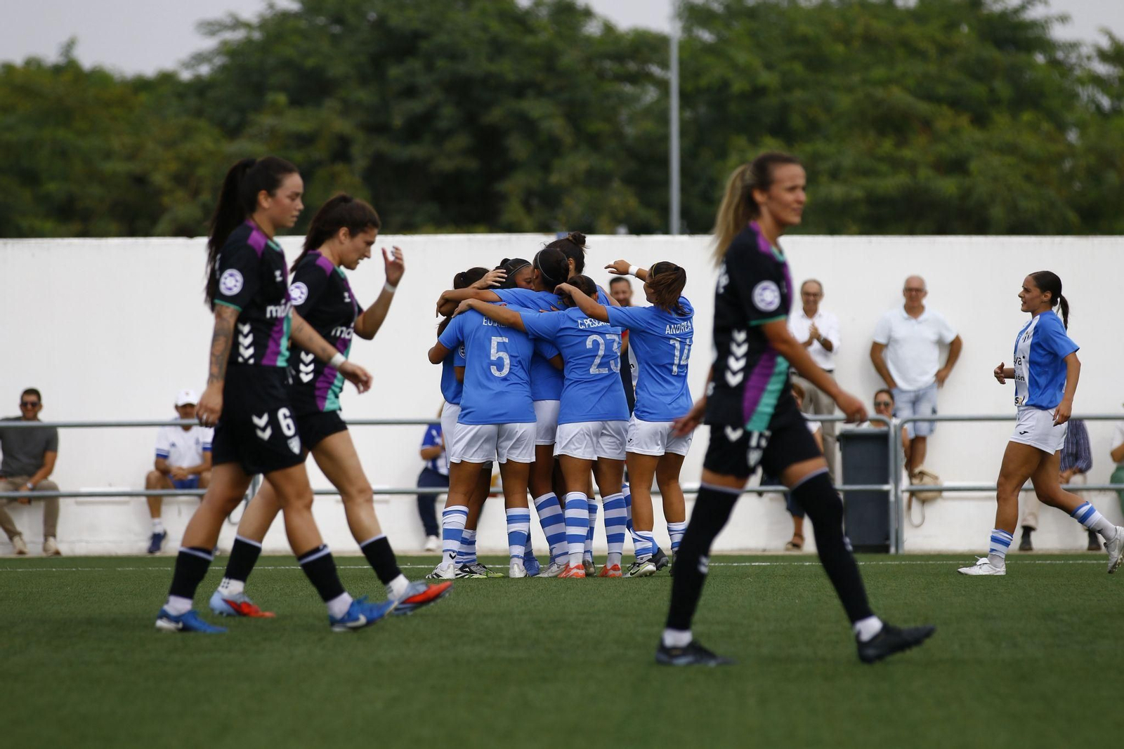 Las jugadoras del Sporting celebran uno de sus tantos del domingo.