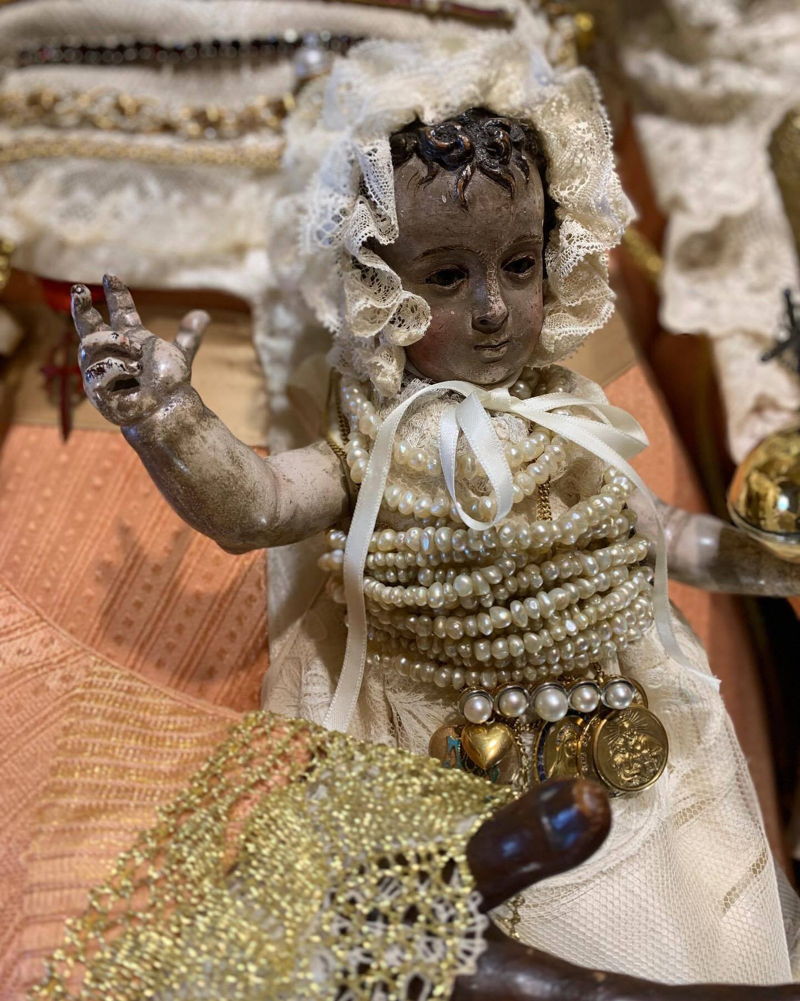 Una imagen del Niño Jesús en brazos de la Patrona.