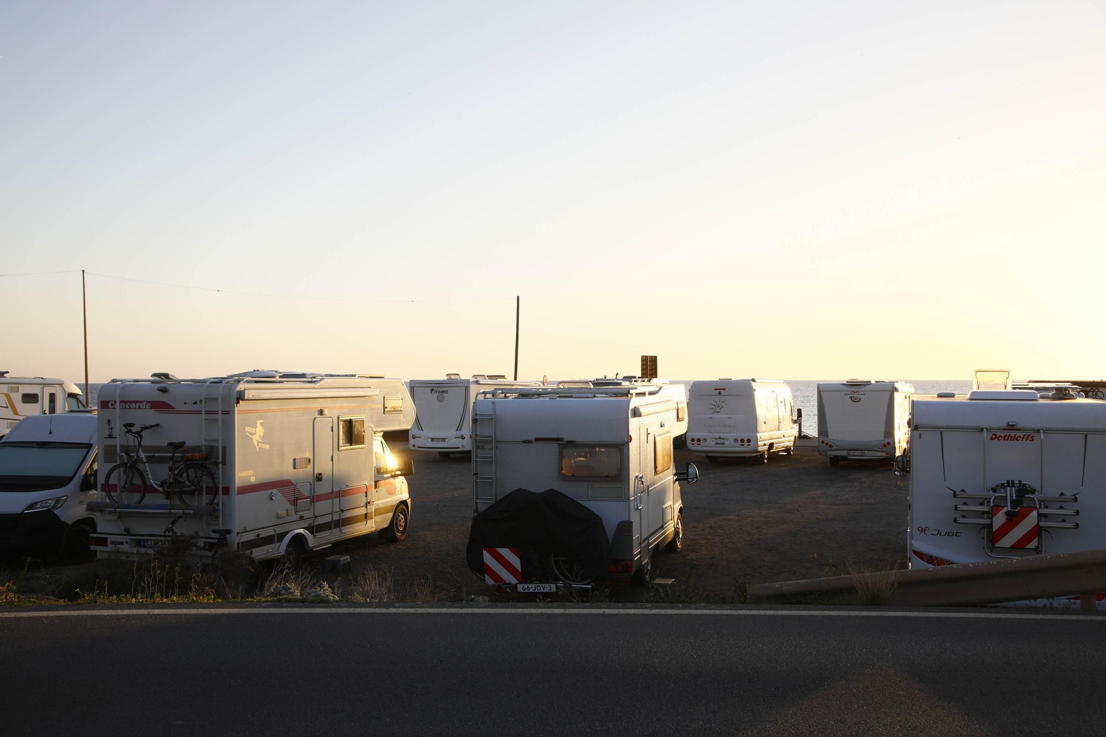 Autocaravanas estacionadas en la playa de Cabo de Gata, en imágenes