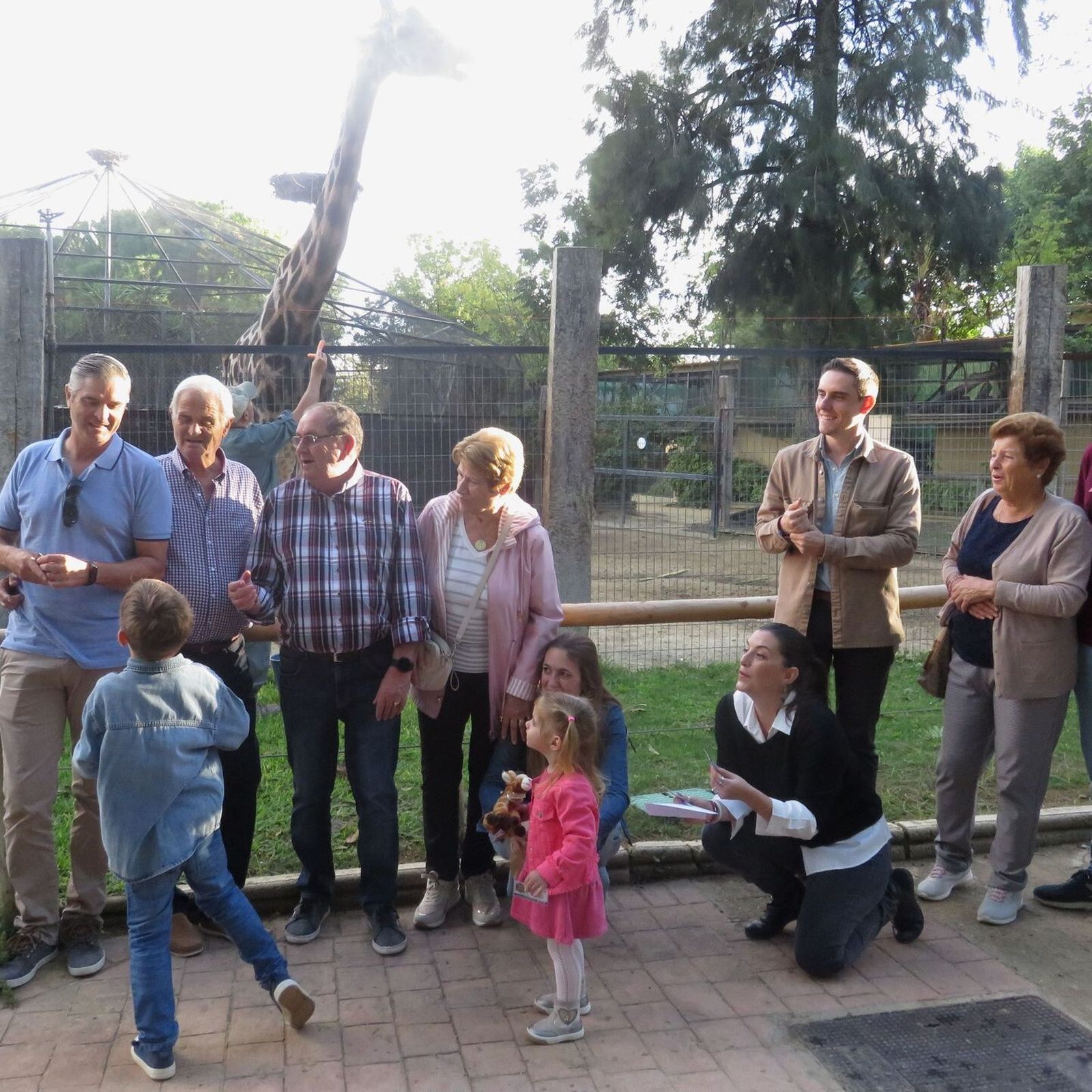 Rocío Rodríguez (la tercera por la derecha) junto a su familia en las instalaciones de las jirafas, hace unos días.