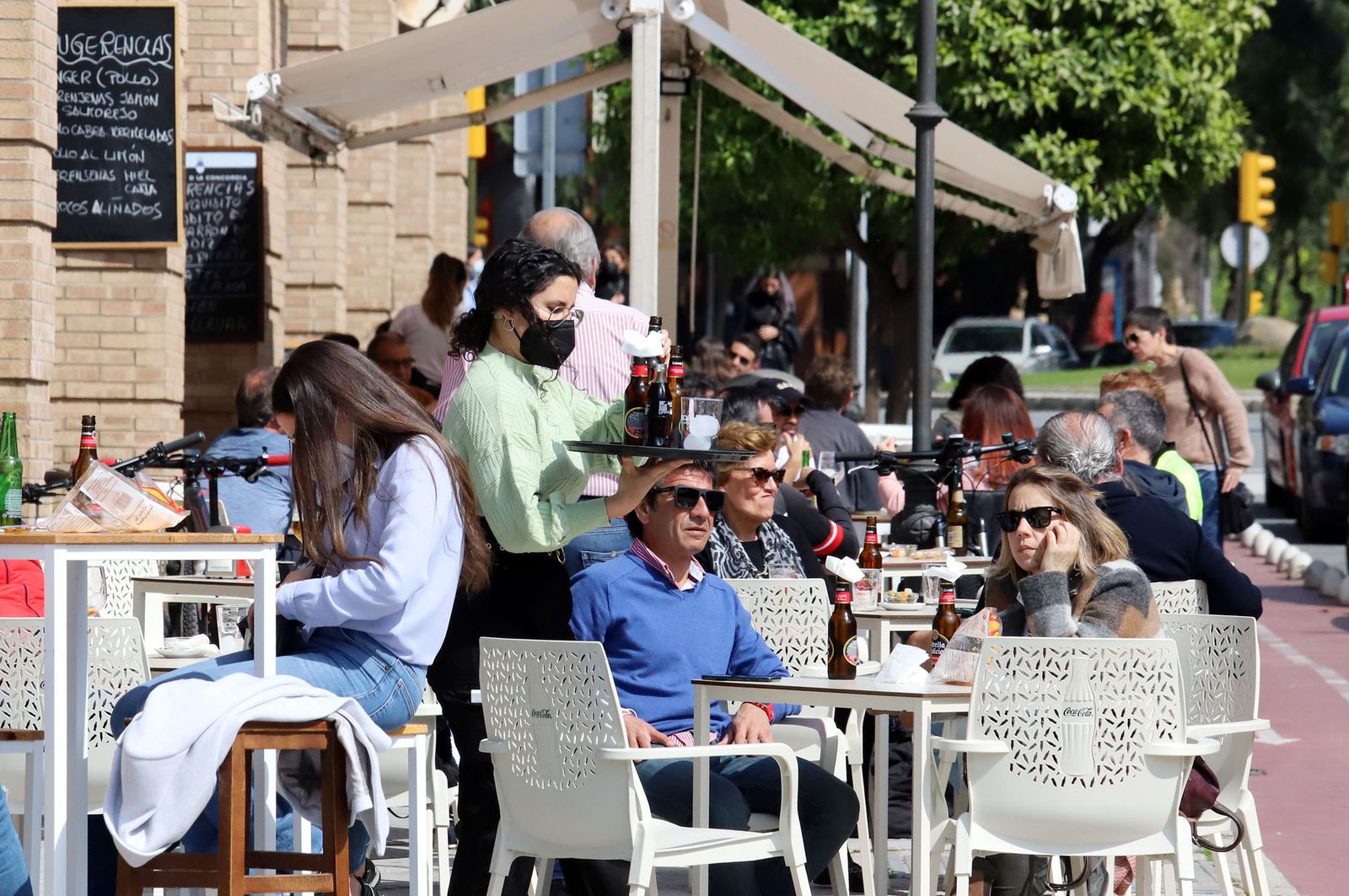 Una camarera atiende en un velador onubense.