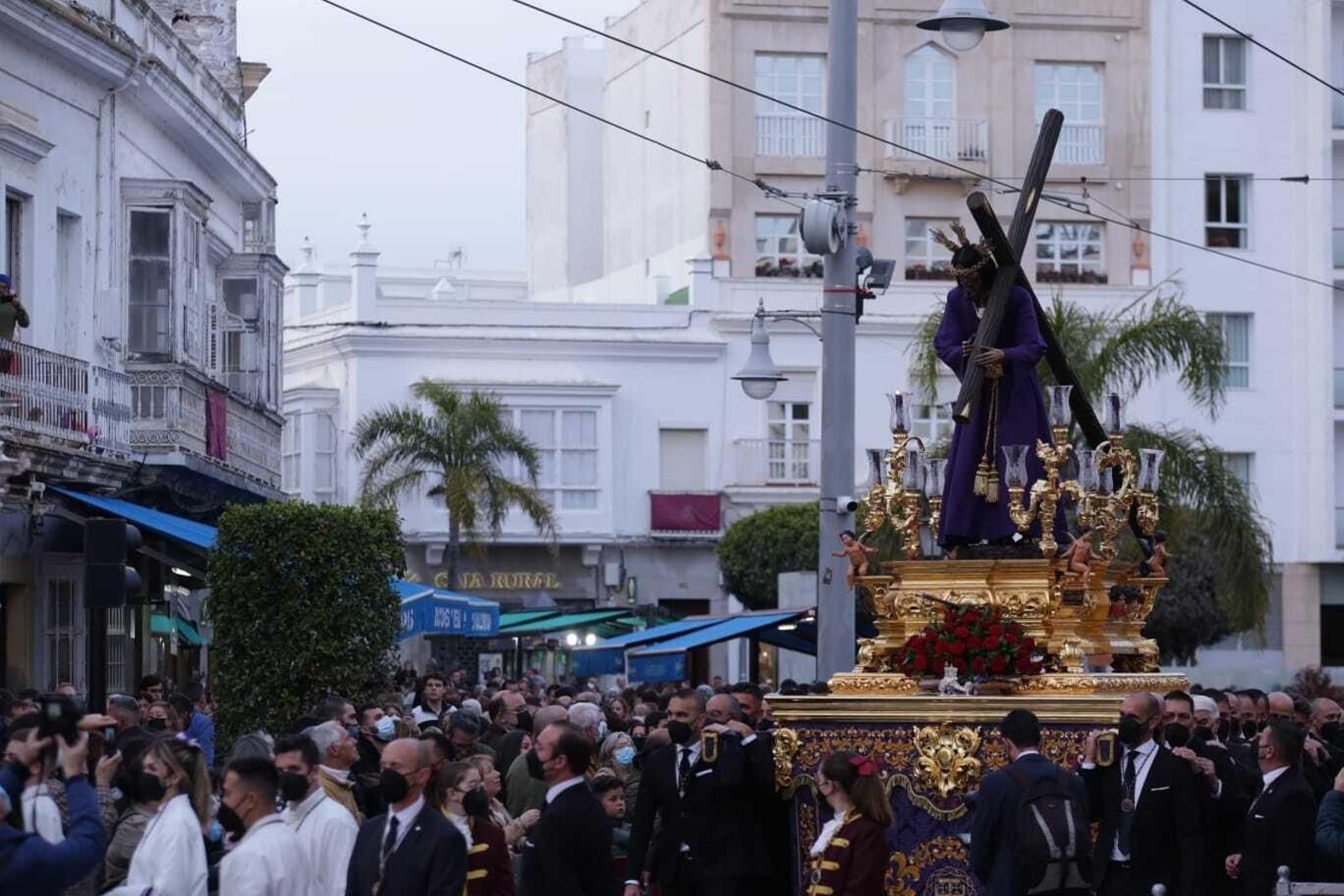 Salida del vía crucis de Nazareno en San Fernando
