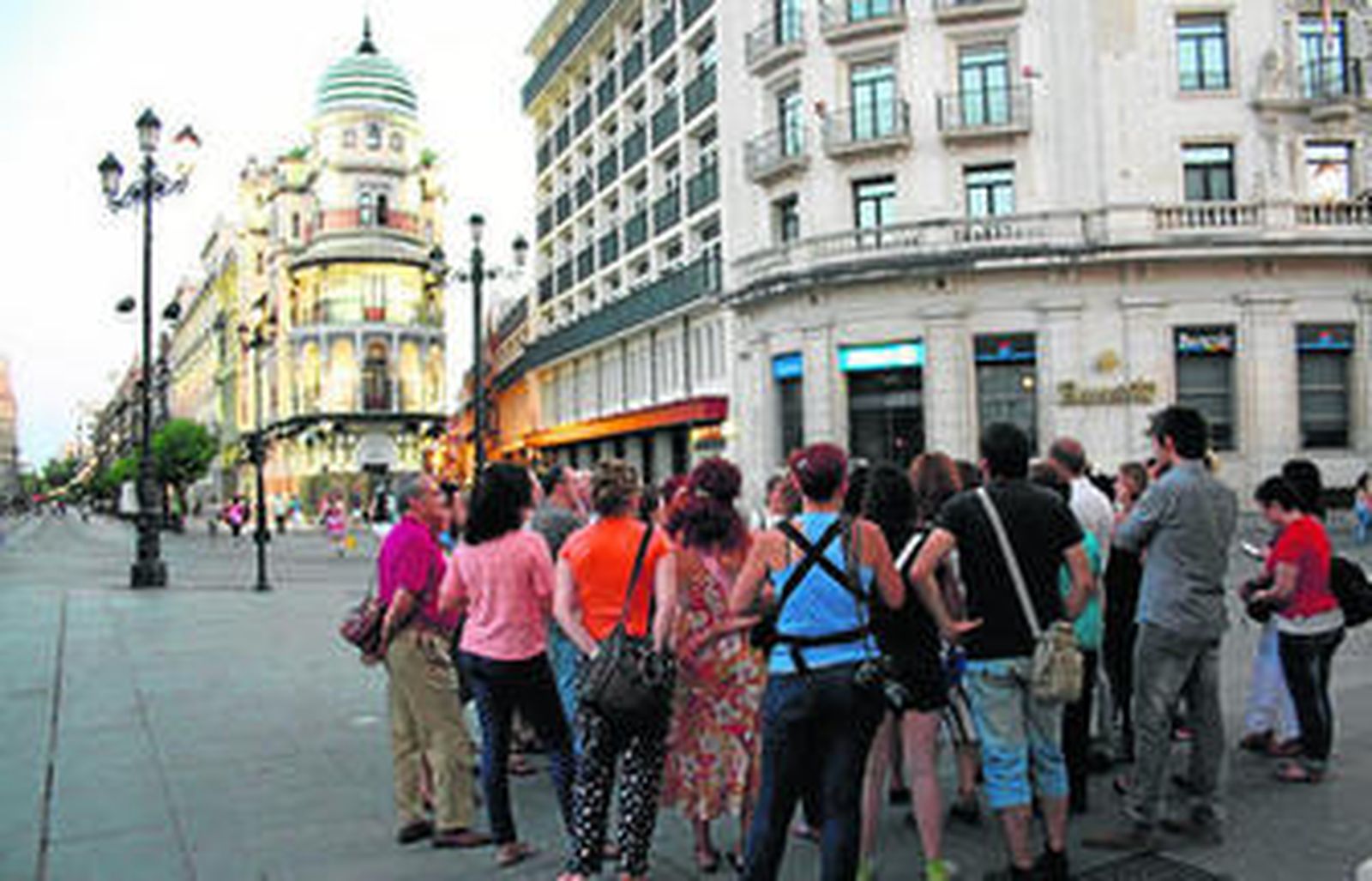 Un grupo de visitantes inicia el recorrido en el Arquillo del Ayuntamiento.
