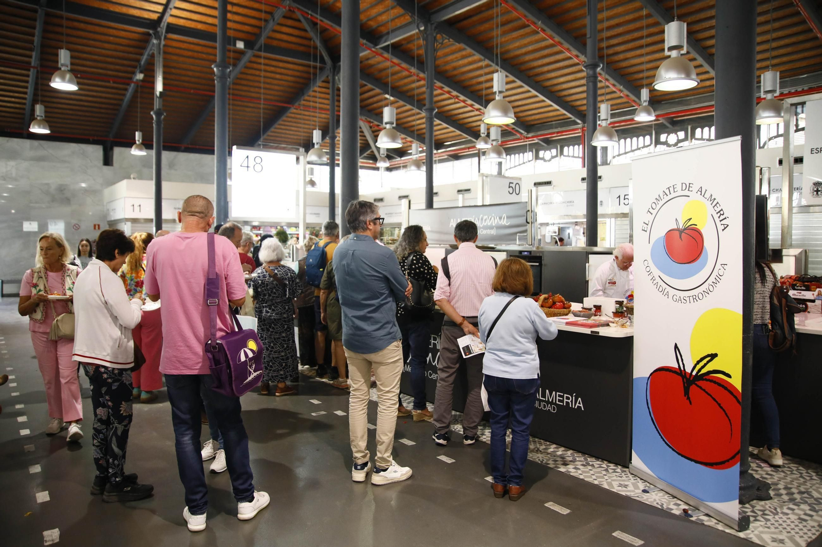 El tomate en el corazón de la cocina: Los martes gastronómicos en el mercado central de Almería, en imágenes