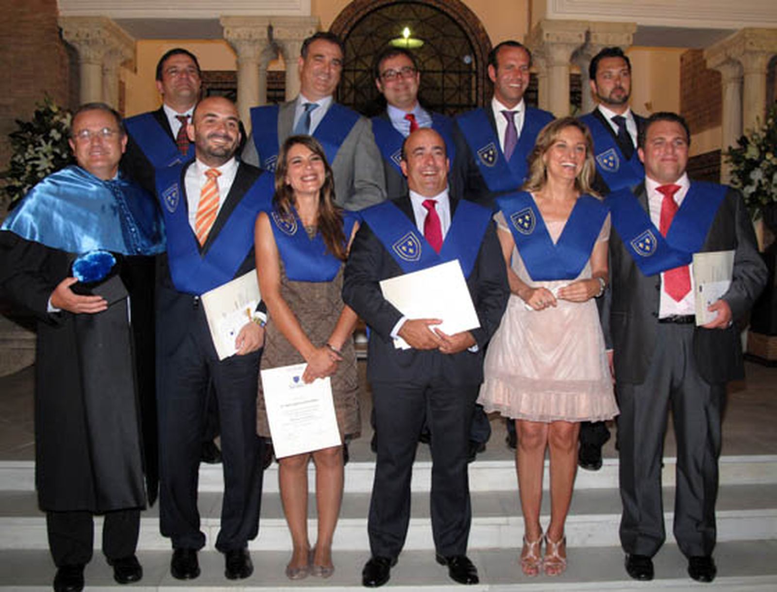 Arriba: Mariano de Pablos (Guardian Glass) Fernando García (tutor), de Amedel, Miguel Ángel Oviedo, Javier Luque, Carlos Curras. Abajo: Manuel Fernández de Jódar, director de la promoción; Iván Morón (Morón Pendas Abogados), María Eugenia Llamas, Jacinto Barroso (Hudisa), Concha Ramos (Cecofar) y José Manuel Fernández .

Foto: Victoria Ramírez