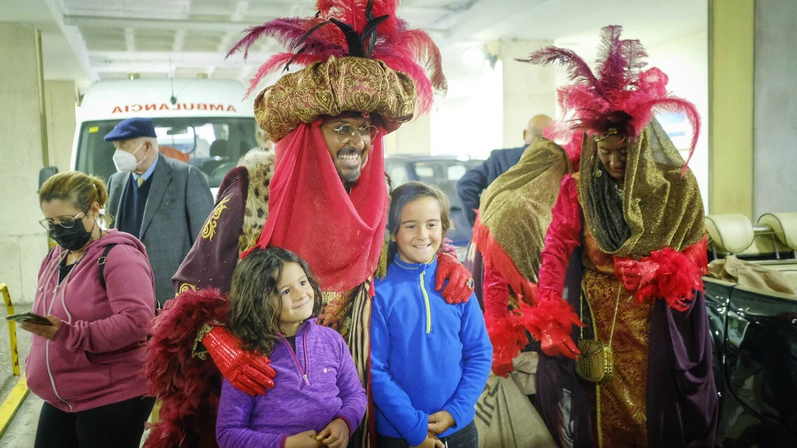 Imágenes de los Reyes Magos recorriendo Cádiz el 5 de enero