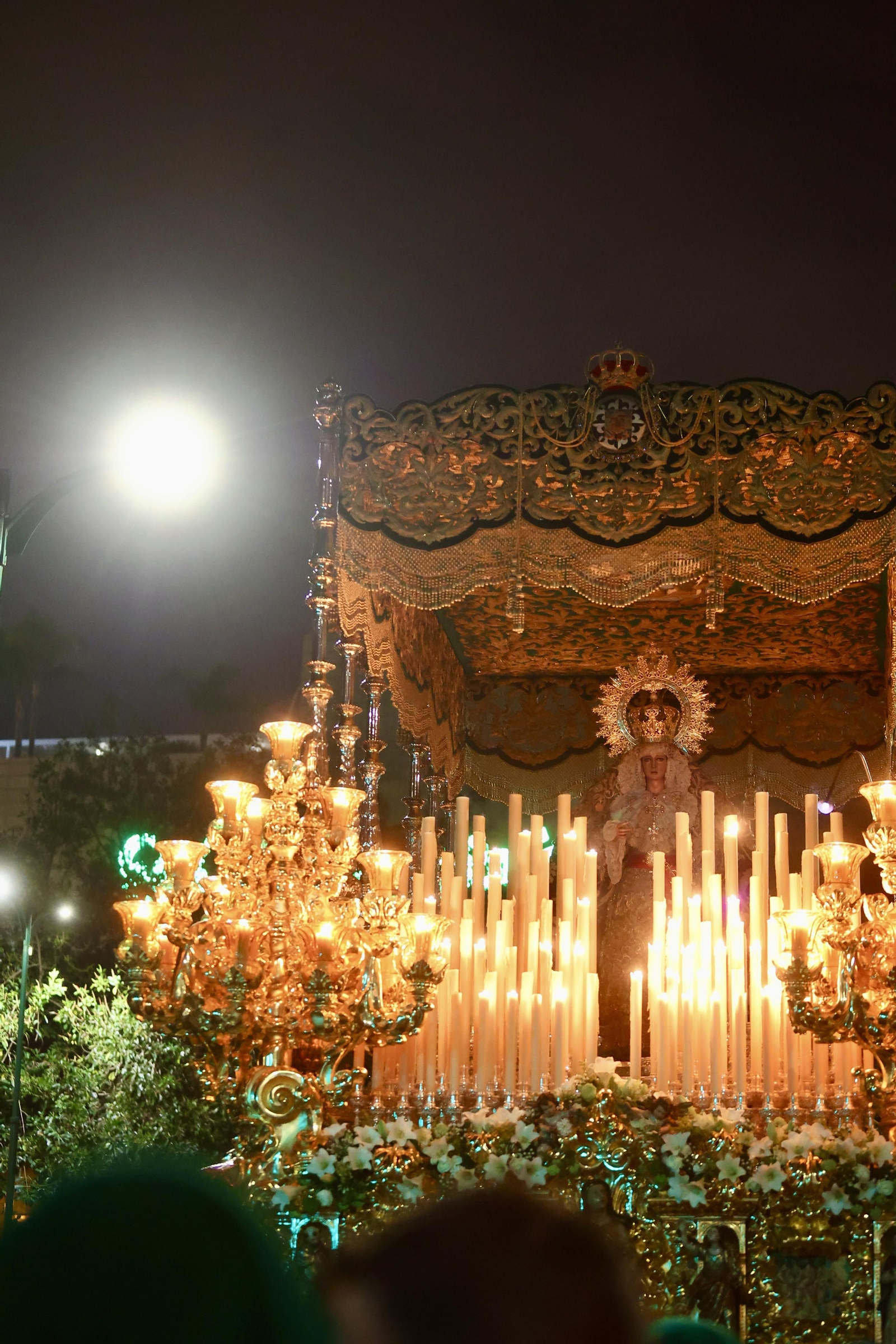 La Esperanza en su procesión del Jueves Santo en Málaga, en fotos