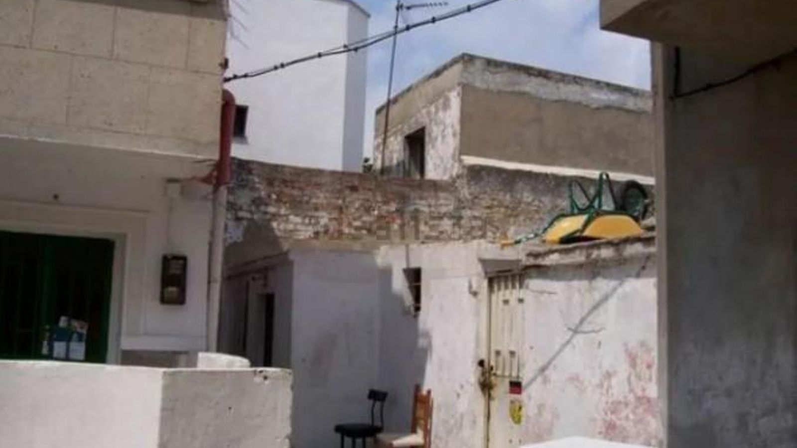 Fachada de la vivienda de Algeciras por 6.000 euros. Fachada de la vivienda de Algeciras por 6.000 euros.