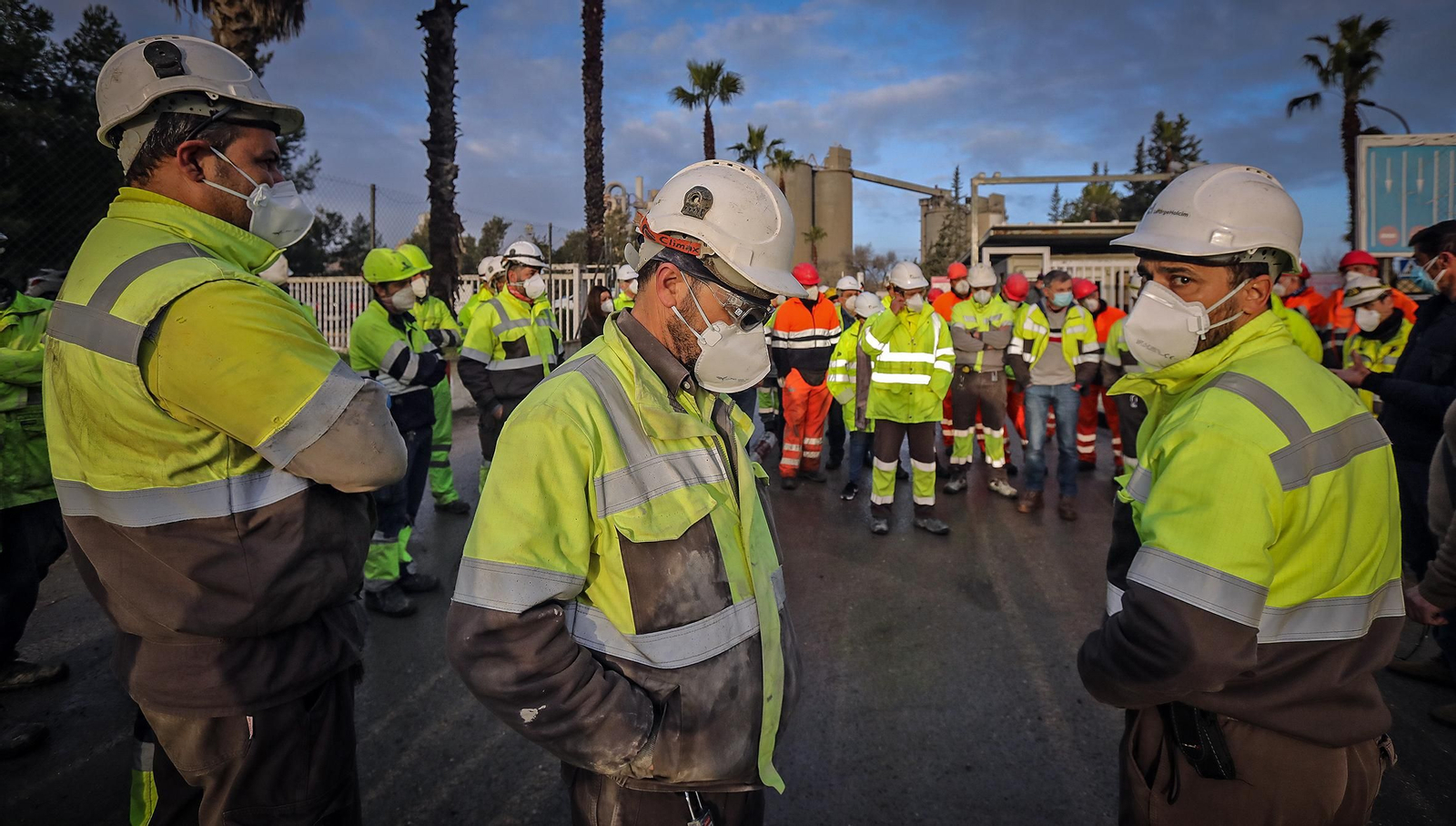 Trabajadores de la cementera Holcim se concentran en la entrada de la planta de Jerez