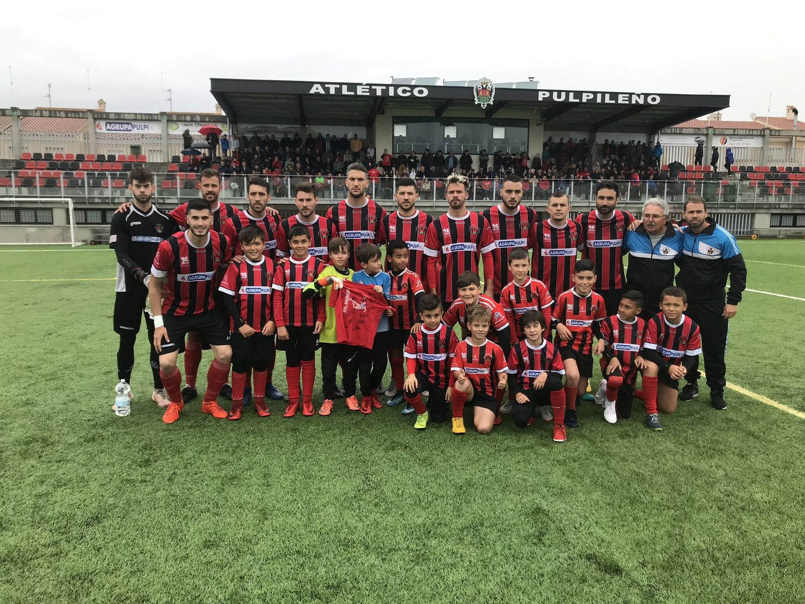 Los jugadores pulpileños posaron con el equipo benjamín del club, que se ha proclamado campeón de su categoría.