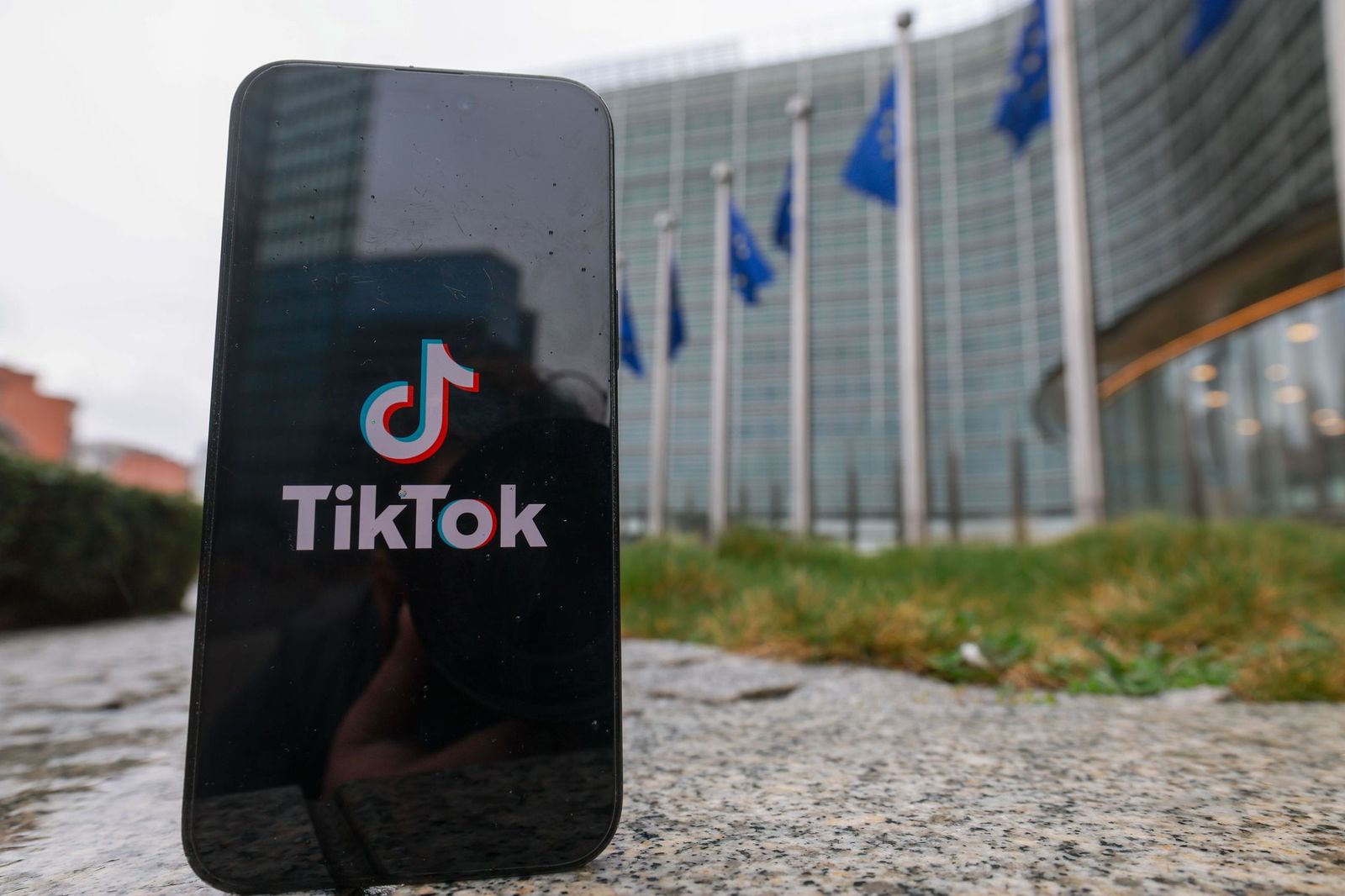 Logo de TikTok ante la sede de la Comisión Europea en Bruselas.