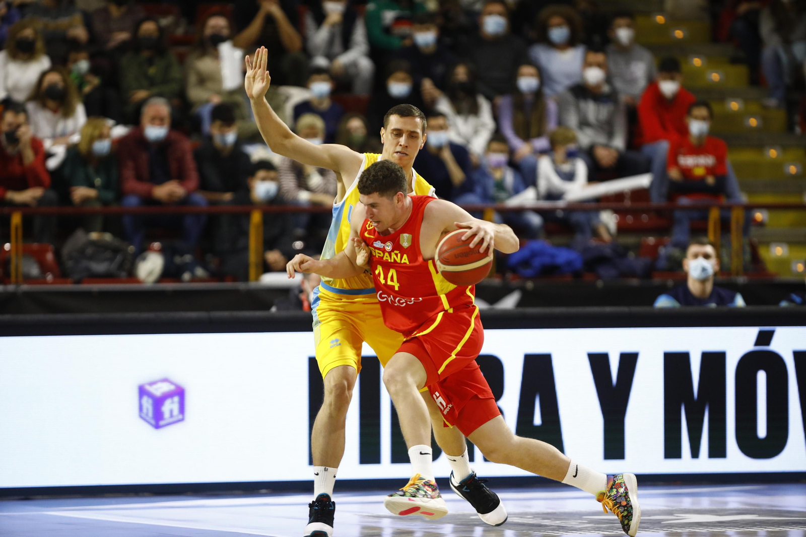 Las imágenes del emotivo encuentro entre España y Ucrania en Córdoba