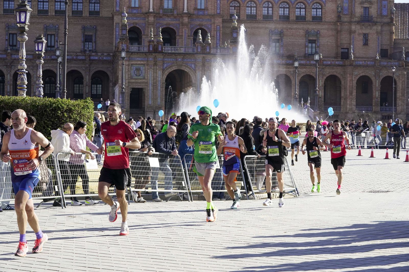 El Zúrich Maraton de Sevilla 2026 en la Plaza de España, galería 1