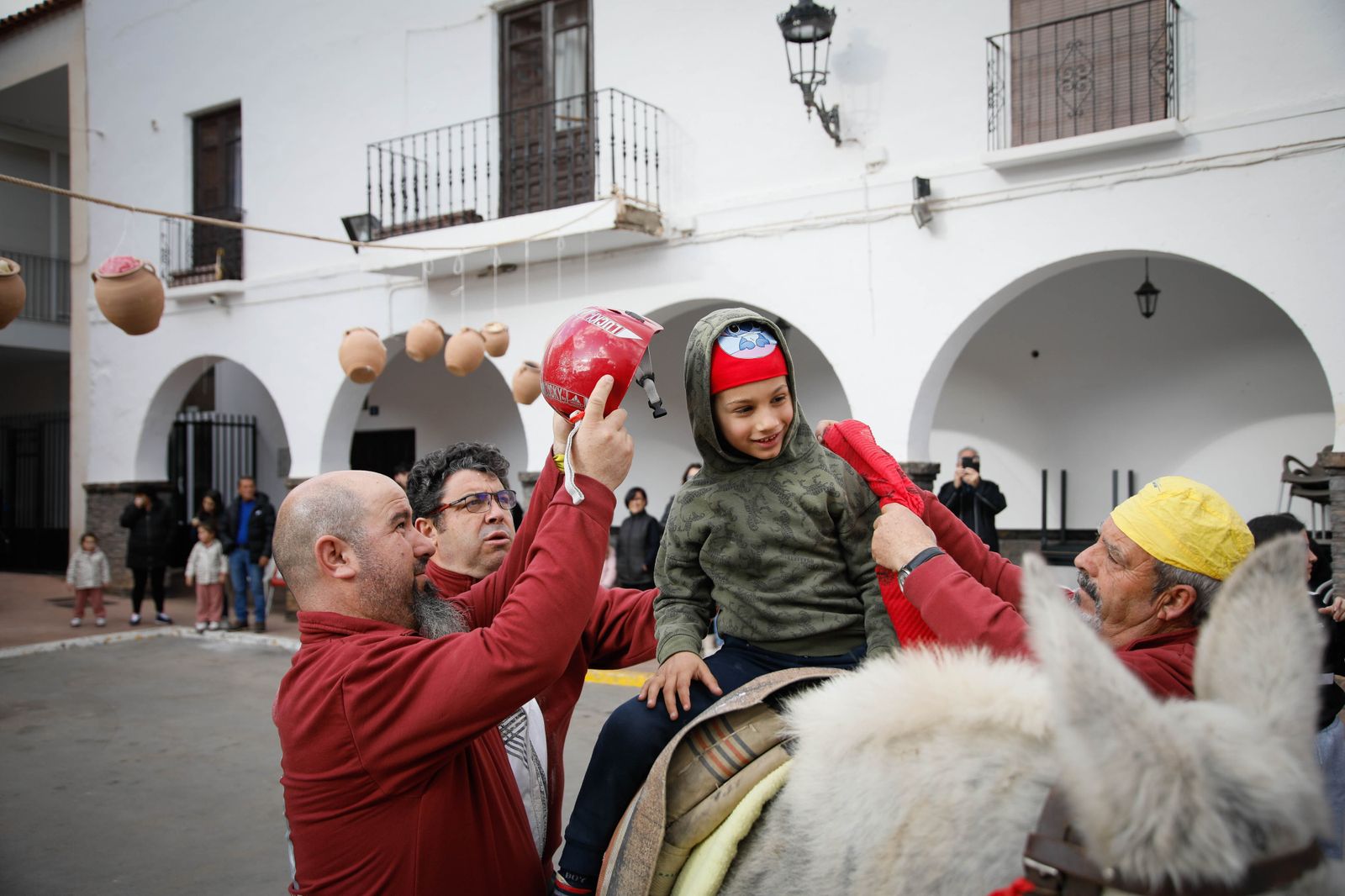 Las mejores imágenes del cierre de fiestas en Fiñana con "Las Ollas"