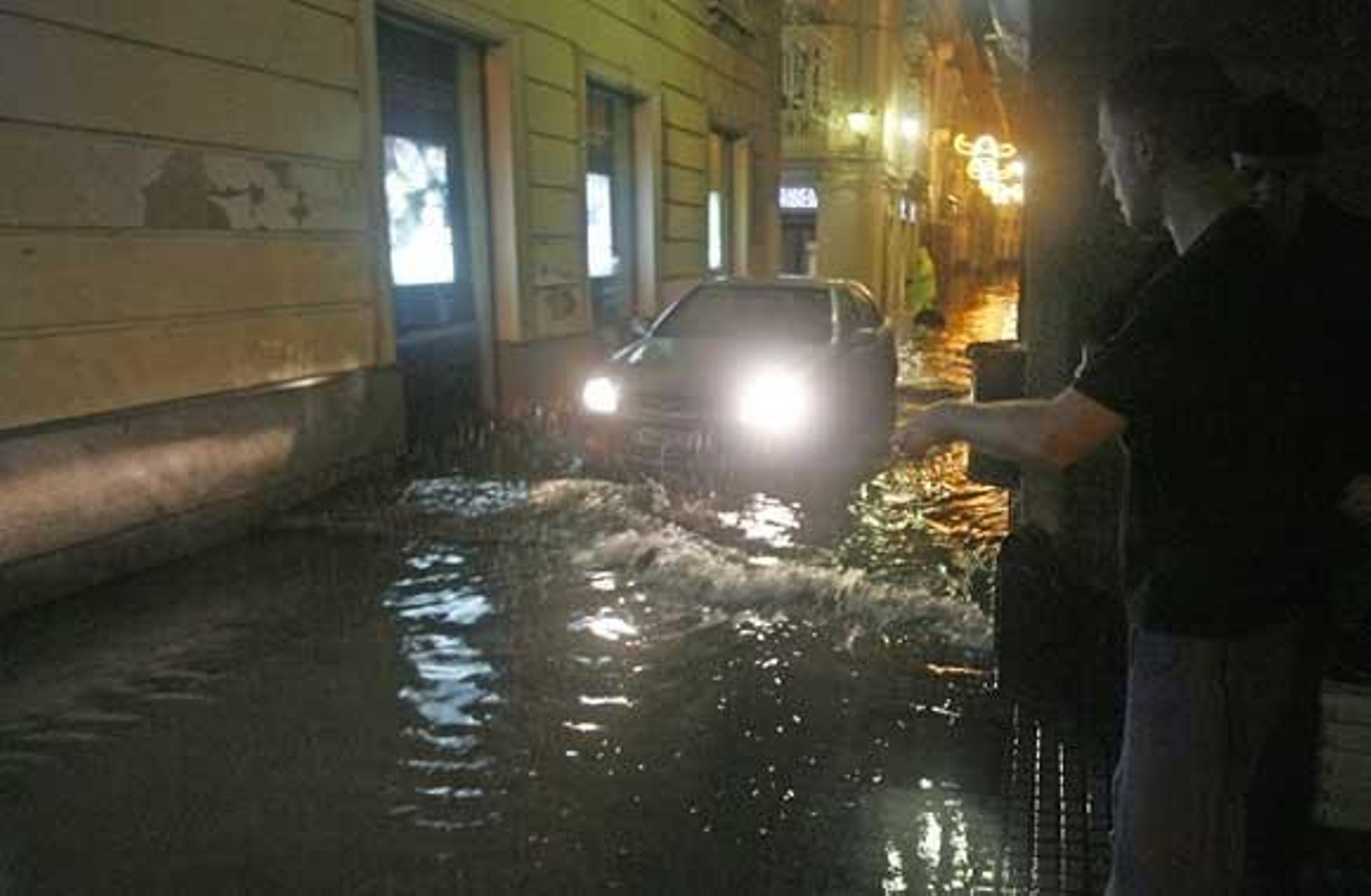 Una tormenta inunda el casco histórico. La parte más afectada fue la Plaza de San Juan de Dios y Canalejas

Foto: Julio Gonzalez/Lourdes de Vicende/Joaquin Pino/Jose Braza