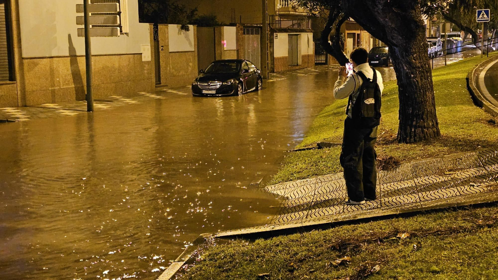 La avenida Agua Marina, anegada este sábado por la noche.