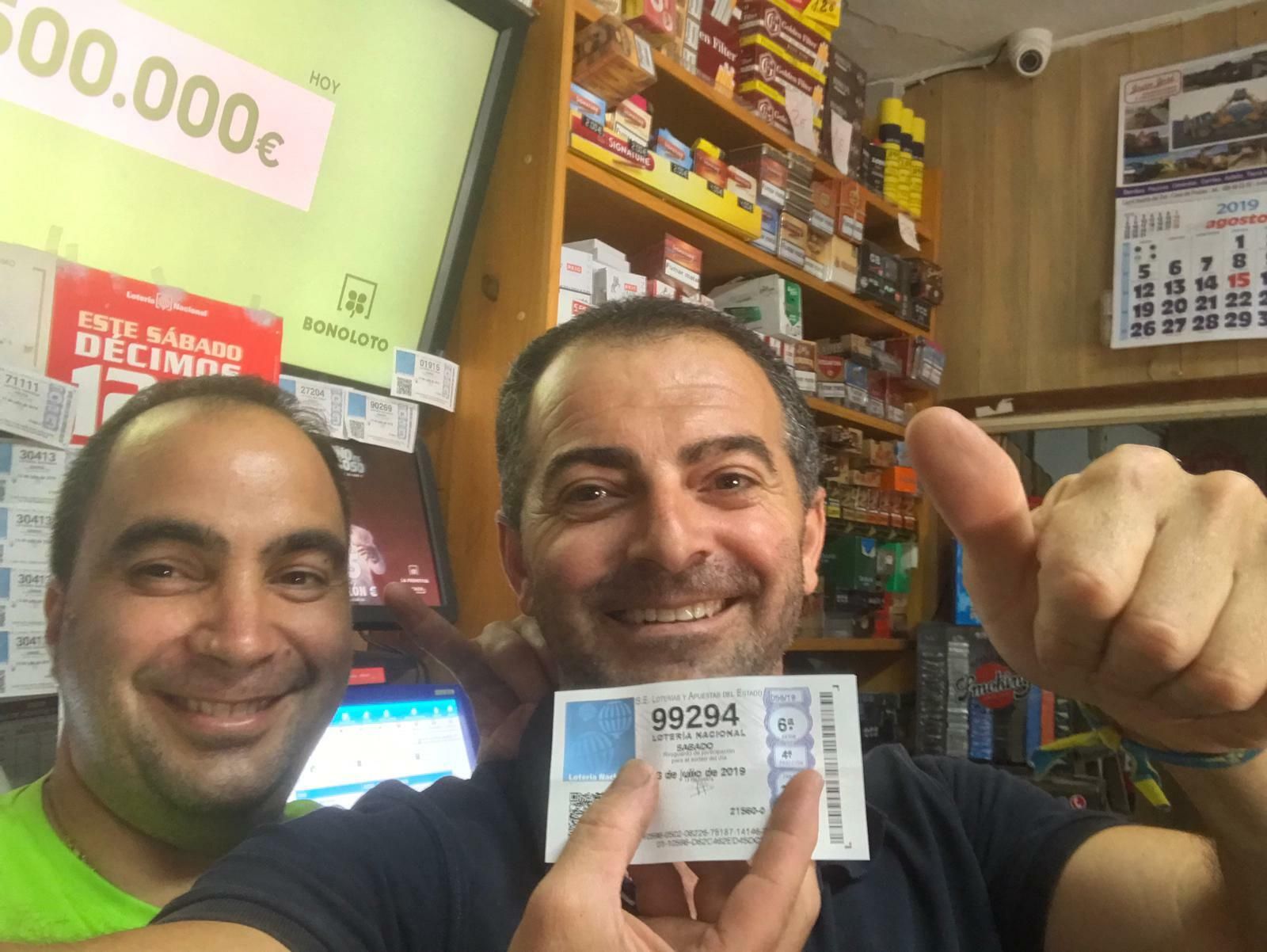 Los regentes de la Venta Casa de Postas con el número premiado