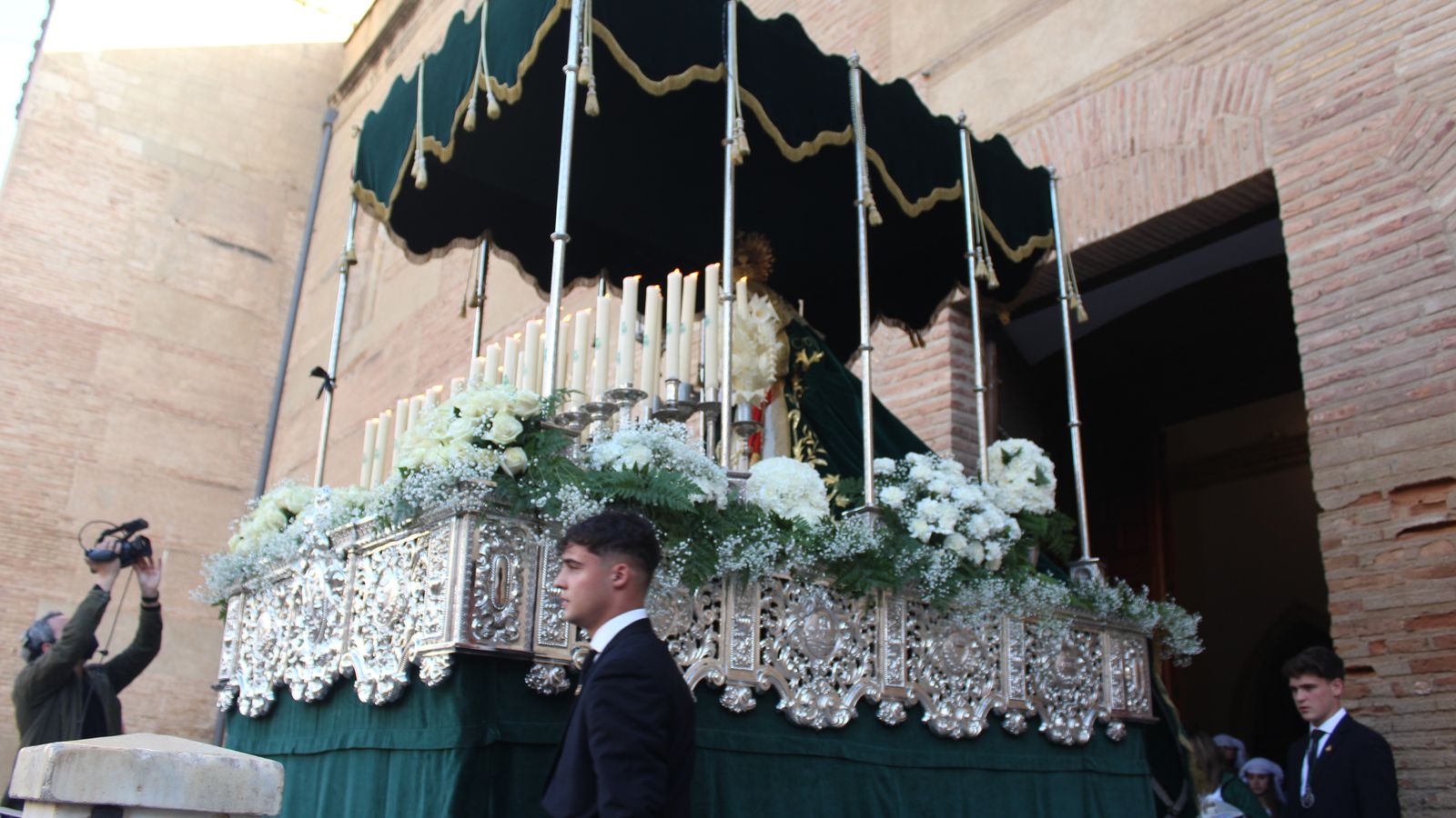 La Virgen de los Perdones saliendo de la iglesia de Vera.